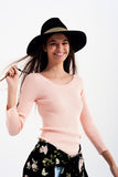 Q2 Camisola rosa com decote largo