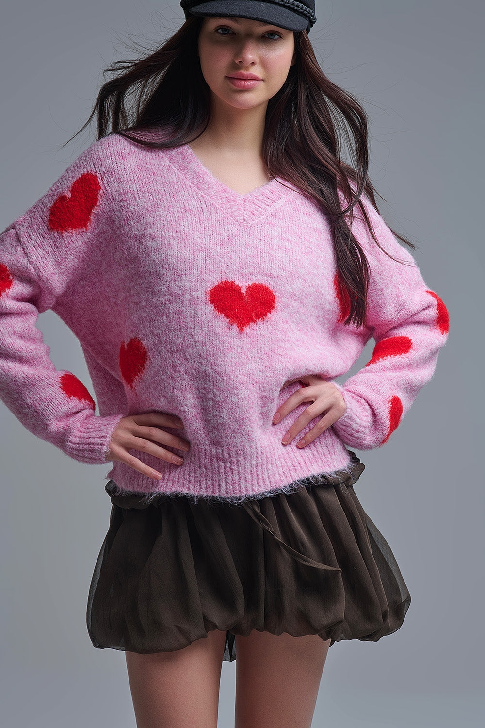 Q2 Camisola rosa de manga comprida com decote em V e corações vermelhos