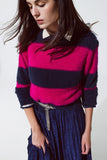 Camisola roxa e azul com riscas e gola redonda