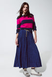 Camisola roxa e azul com riscas e gola redonda