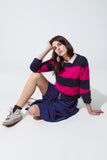 Q2 Camisola roxa e azul com riscas e gola redonda