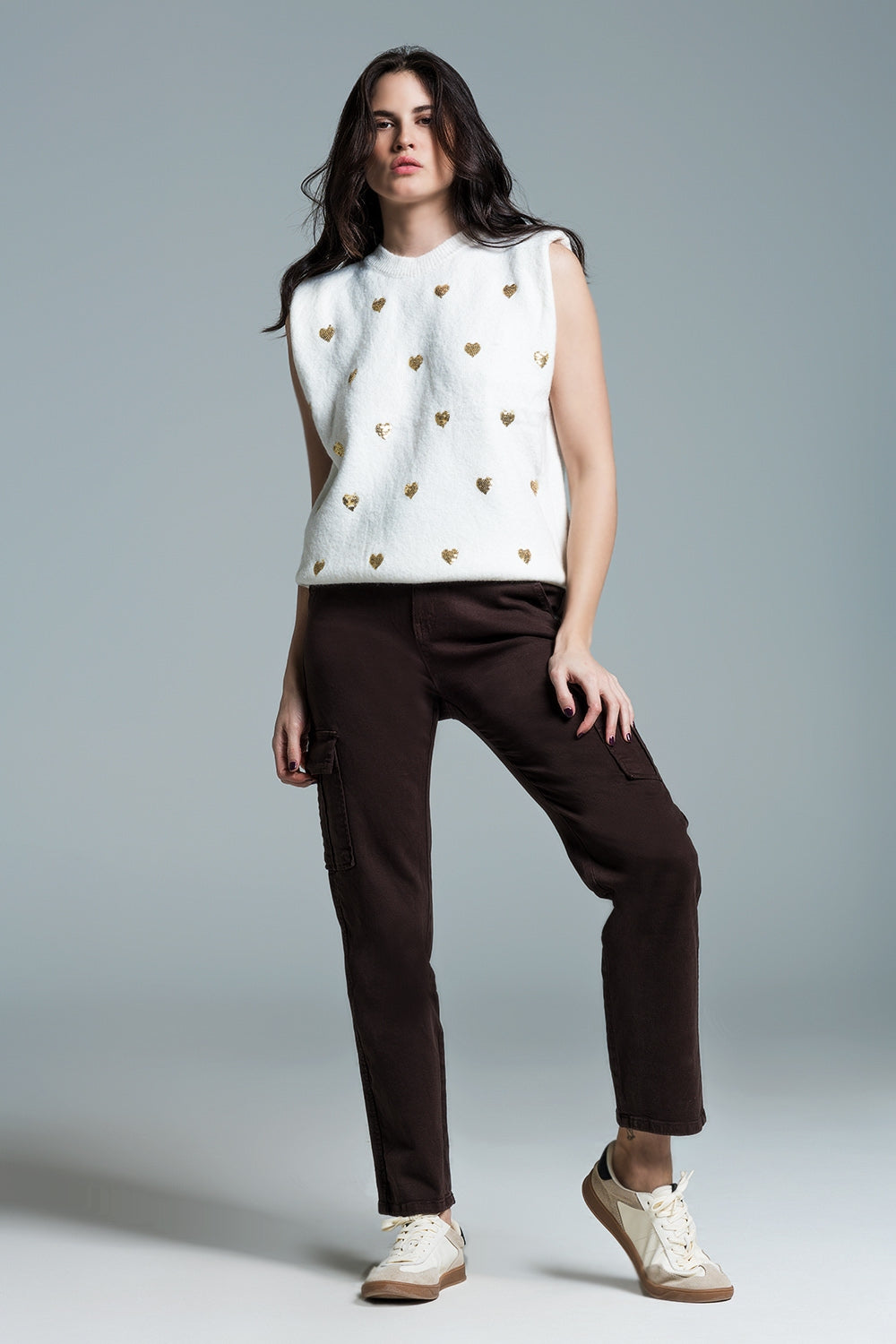 Camisola sem mangas em branco com corações de lantejoulas prateadas