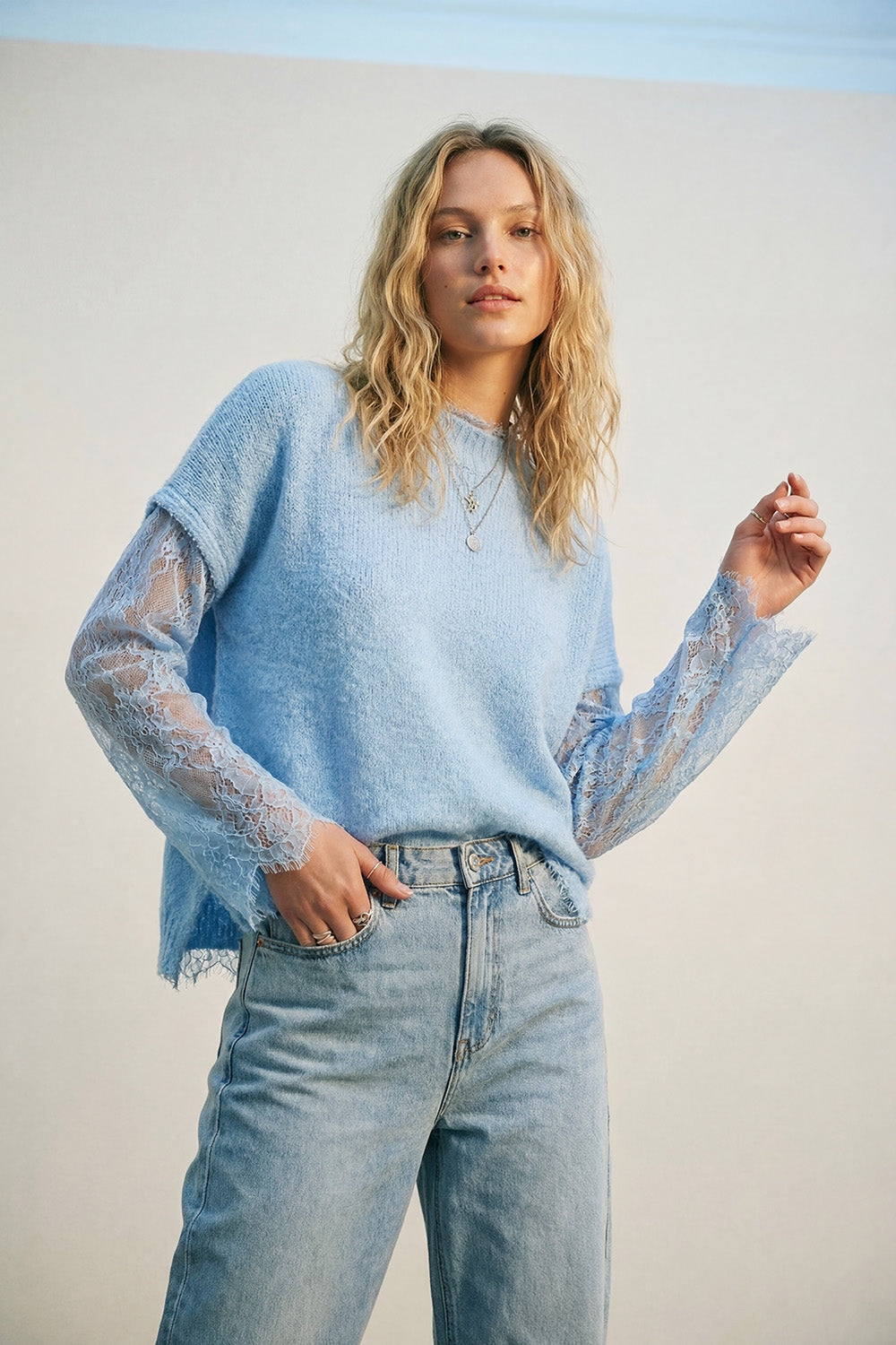 Camisola sem mangas em malha macia com forro de renda em azul