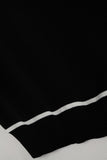 Camisola sem mangas em preto com detalhes em linhas brancas