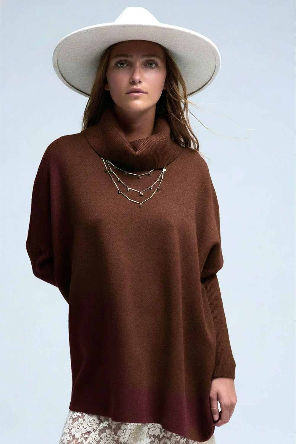 Camisola tœnica de gola alta em castanho com mangas justas