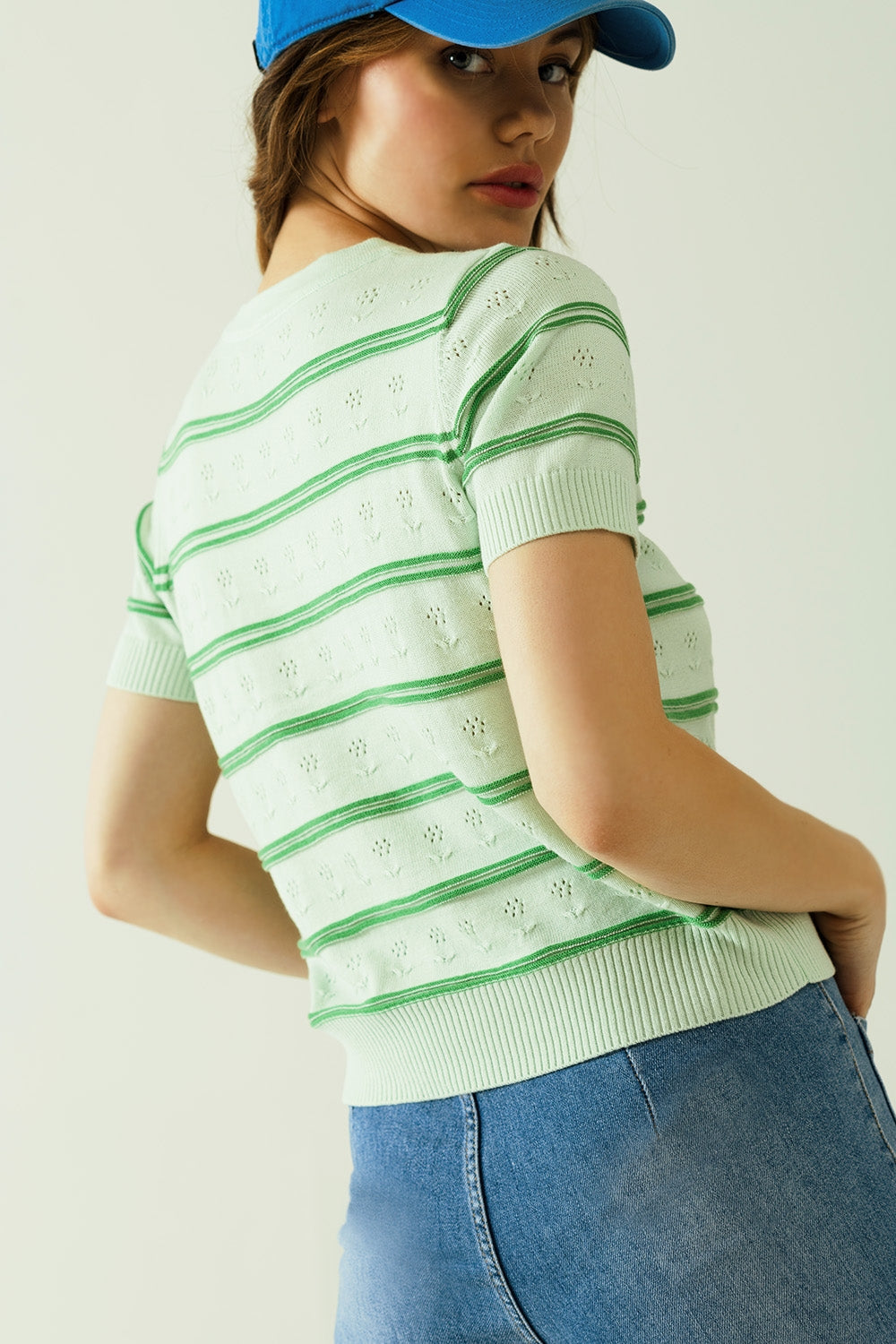 Camisola verde-clara com risca verde-escura com pormenores florais discretos