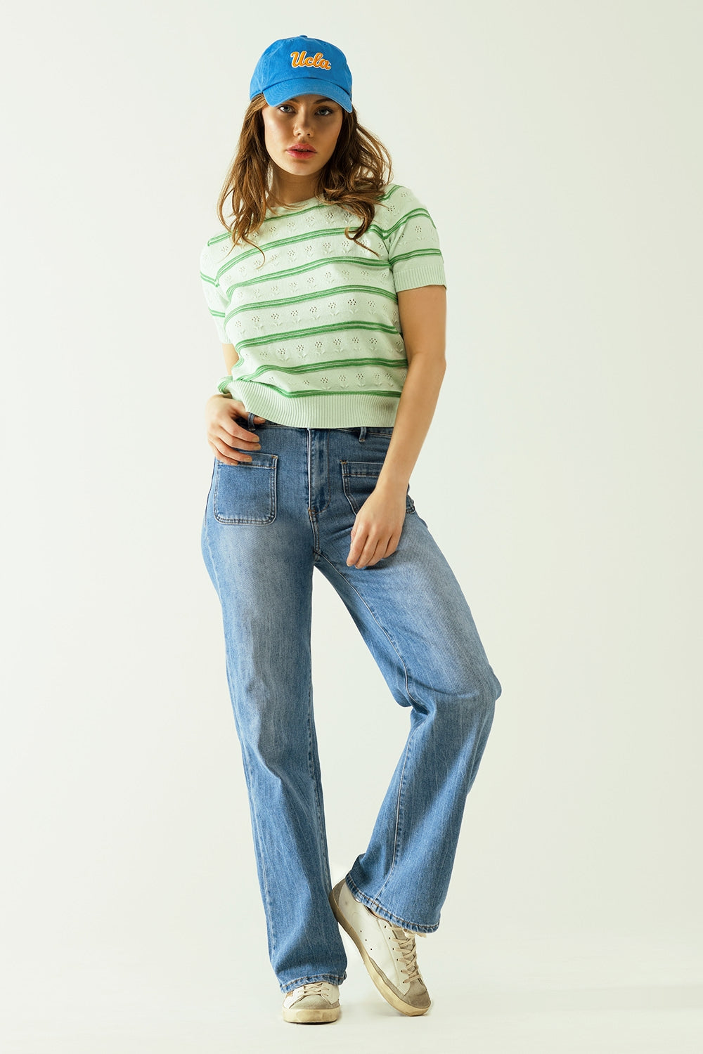 Camisola verde-clara com risca verde-escura com pormenores florais discretos