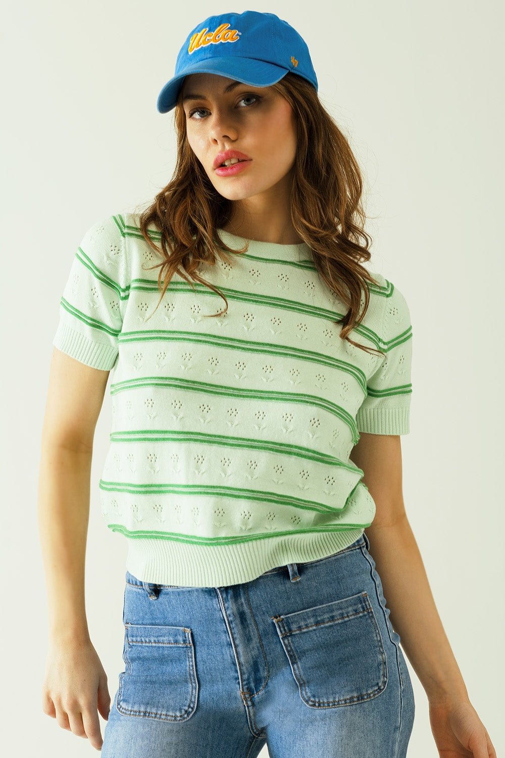 Camisola verde-clara com risca verde-escura com pormenores florais discretos