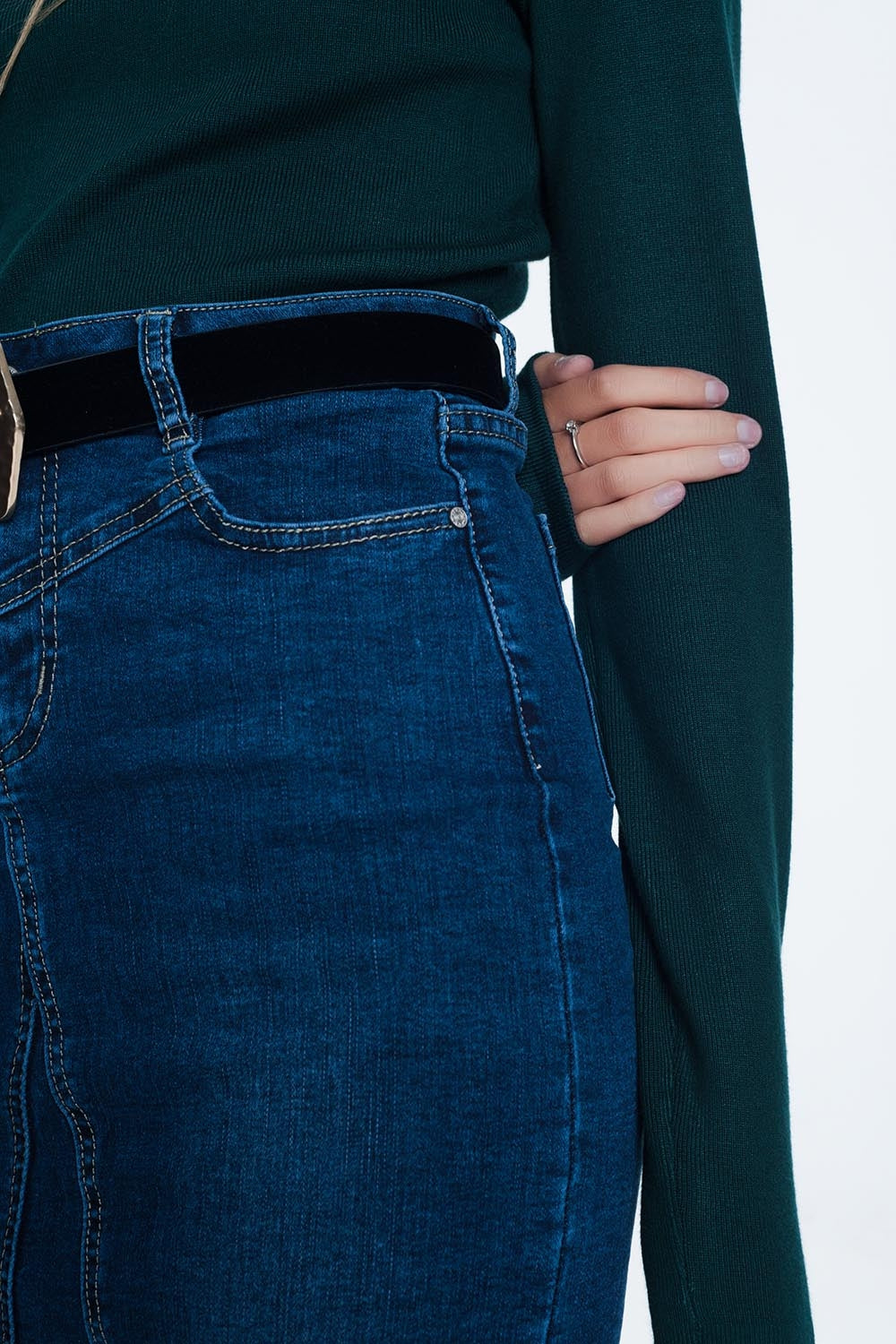 Camisola verde com nervuras com babados no pescoço