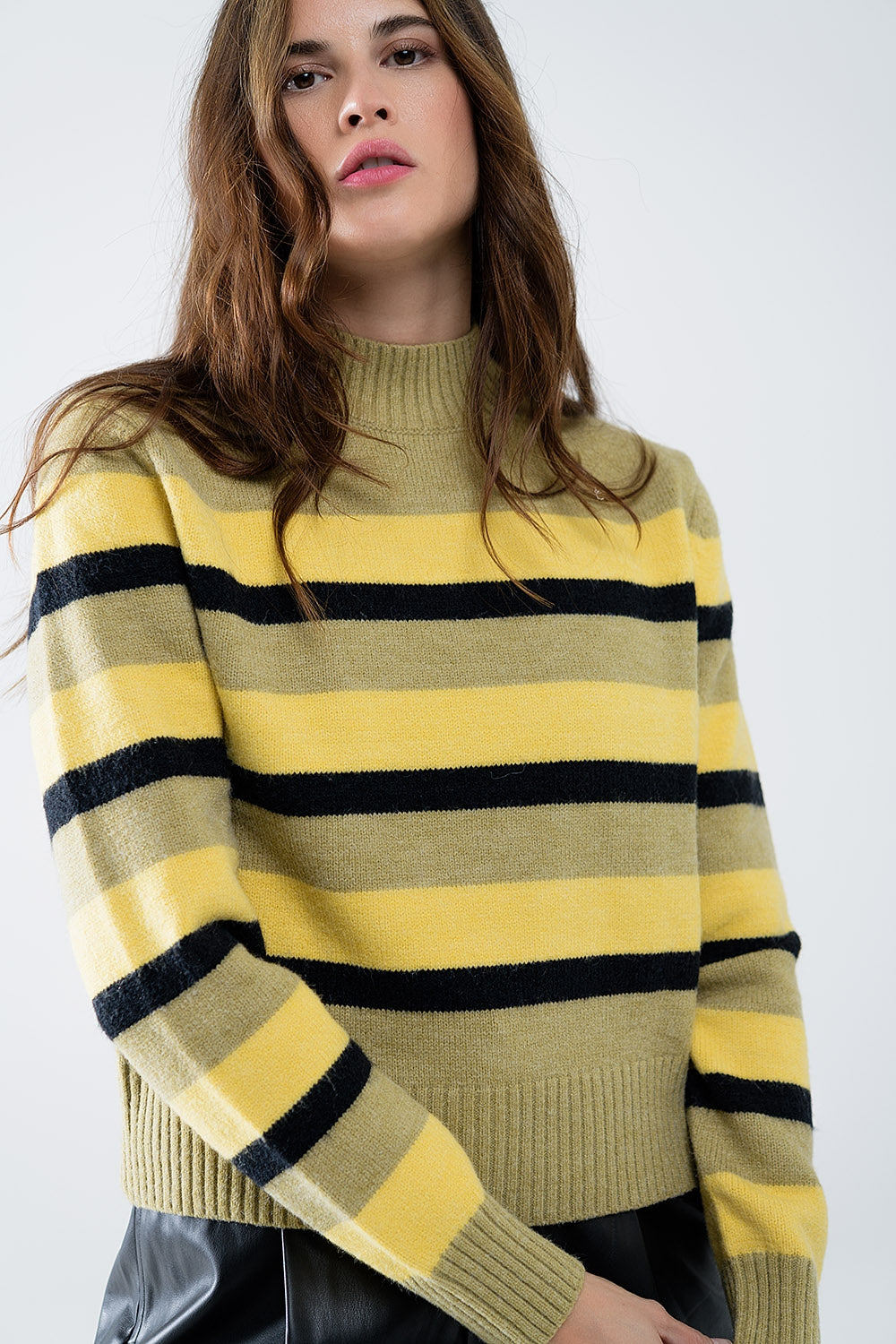 Camisola verde com riscas pretas e amarelas