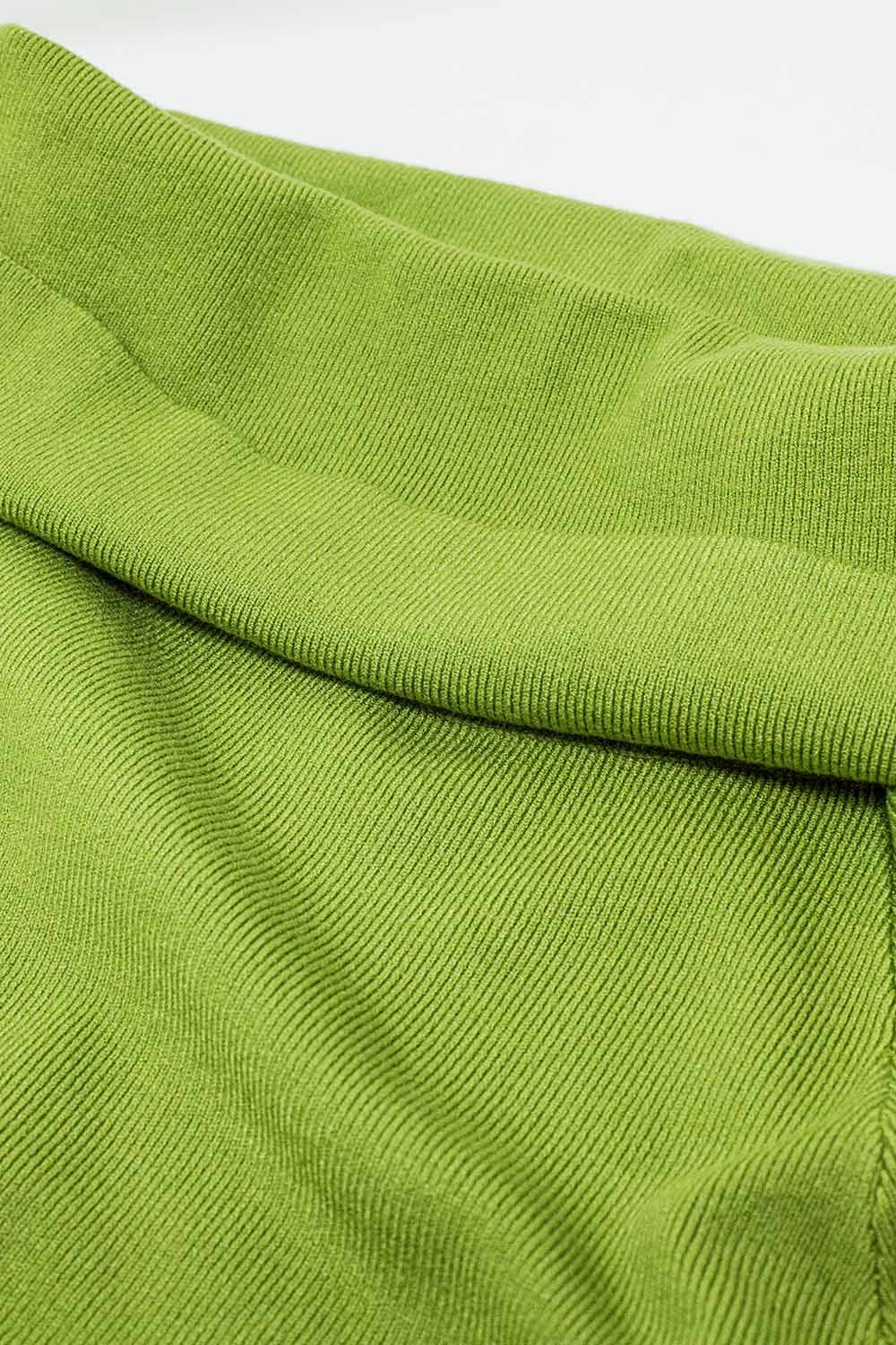 camisola verde de malha fina com gola redonda larga