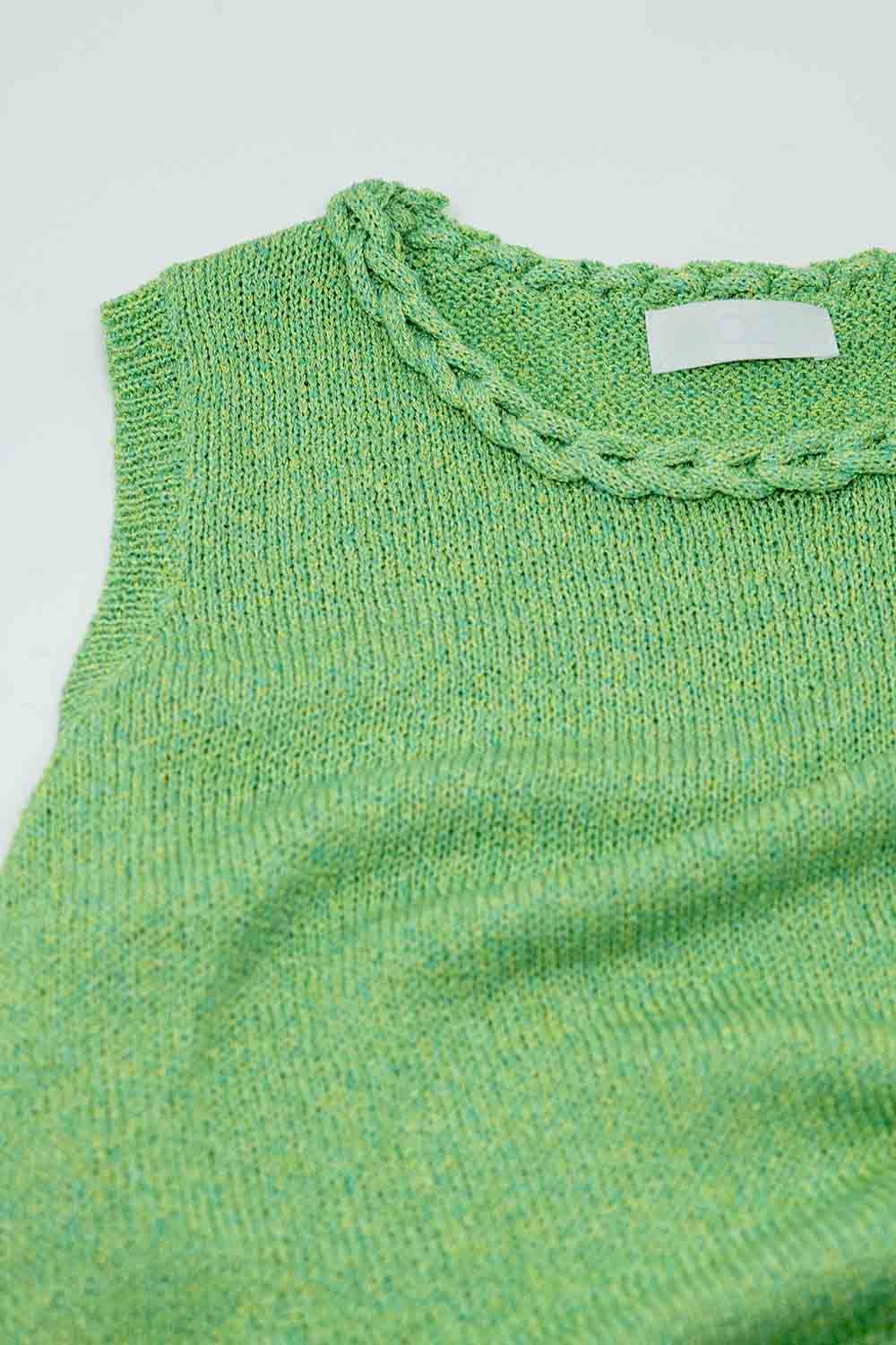 Camisola verde sem mangas com decote em gola redonda e pormenor de tranças no decote