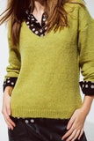 Camisola verde suave com decote em V
