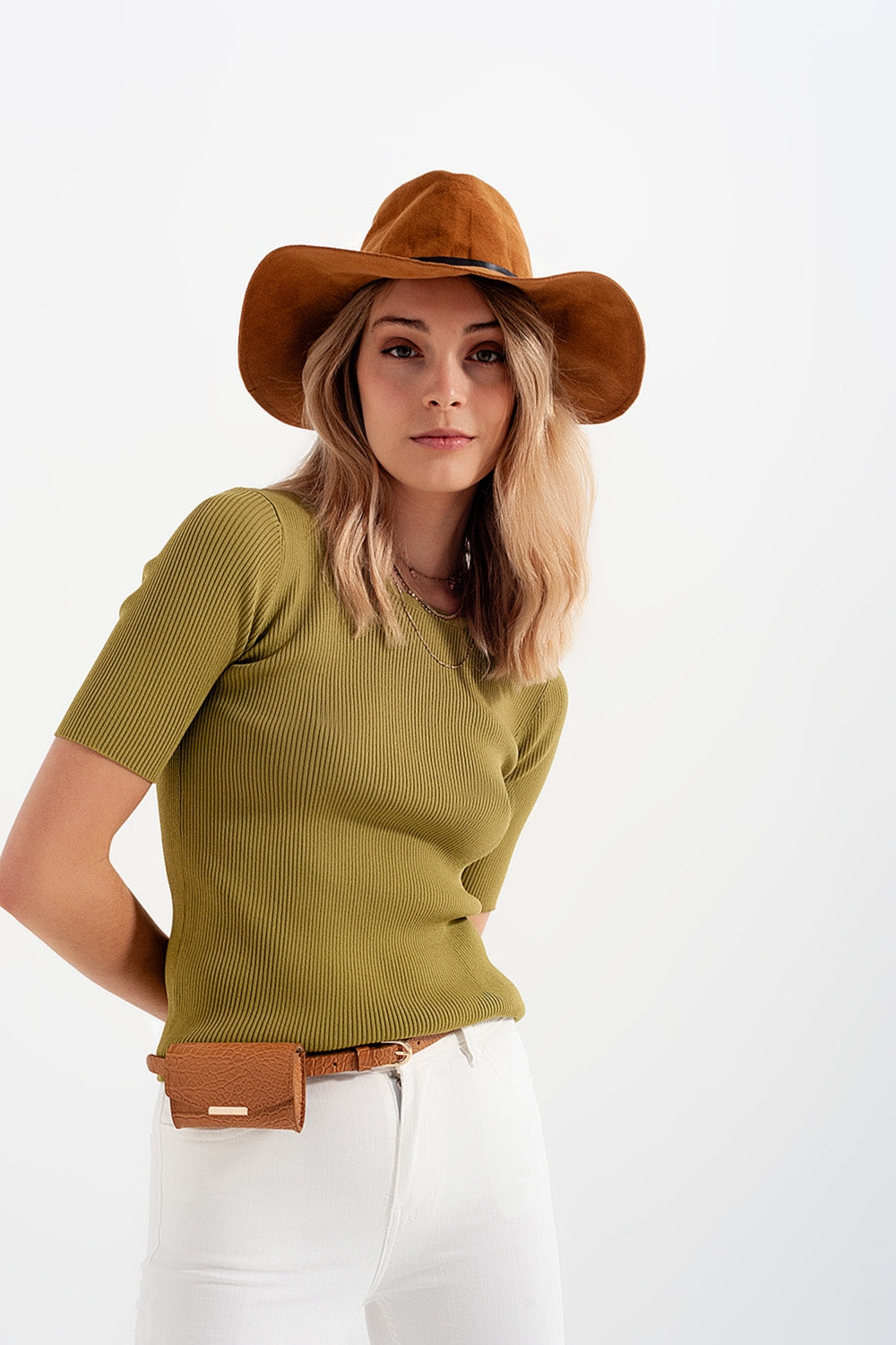 Camisola verde trabalhada com nó nas costas