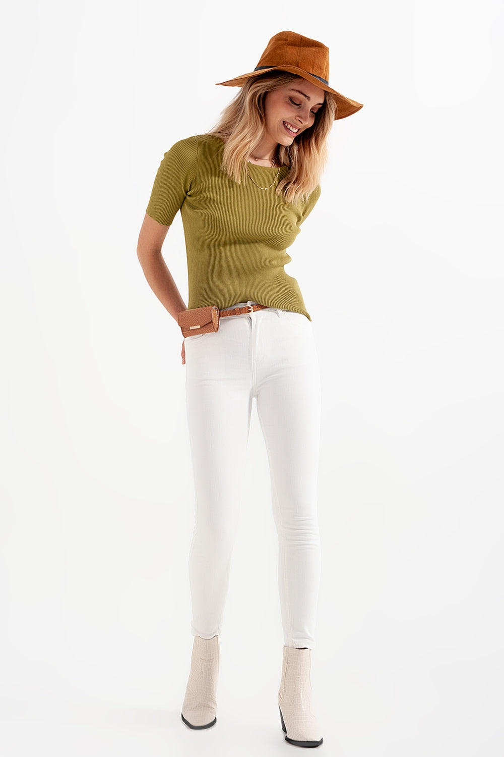 Camisola verde trabalhada com nó nas costas