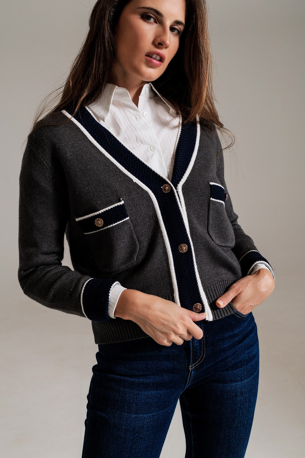 Q2 Cardigan cinza com bolsos e estilo channel