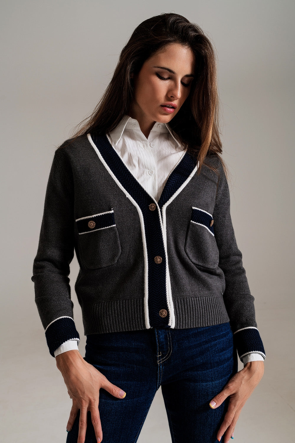 Cardigan cinza com bolsos e estilo channel