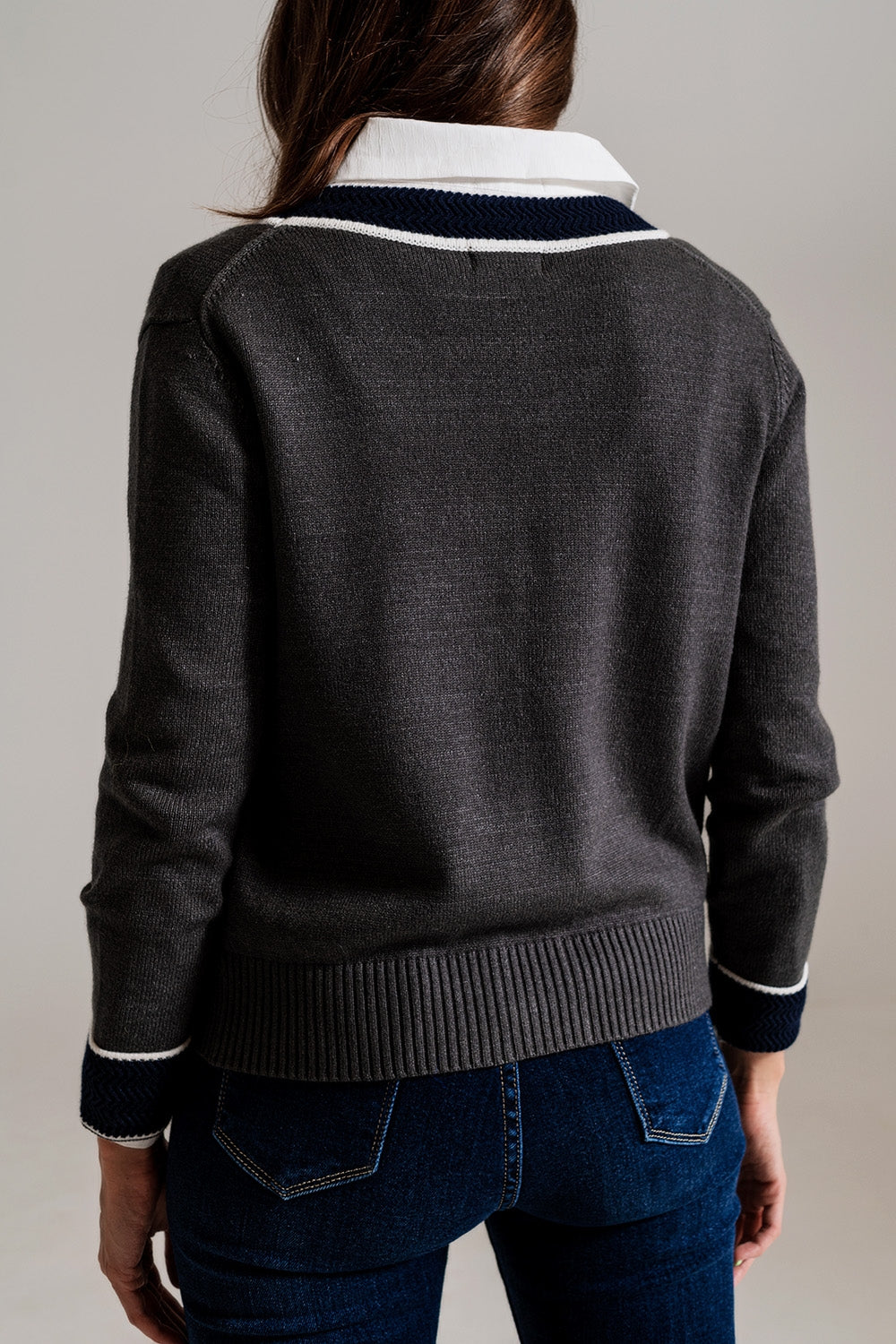 Cardigan cinza com bolsos e estilo channel