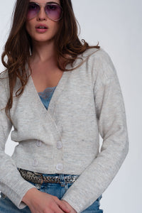Cardigan curto de malha cinza claro com botões dianteiros