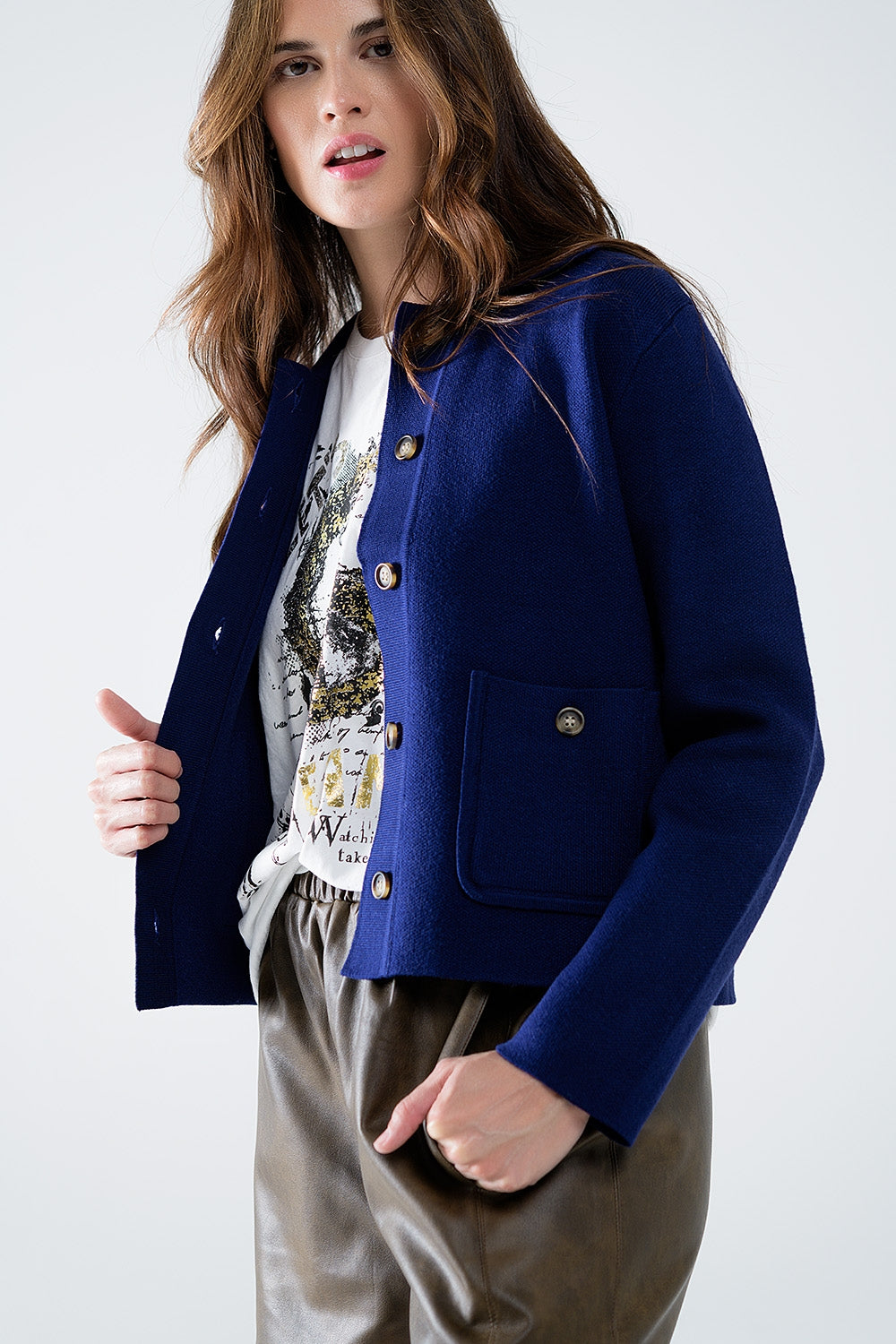 Q2 Cardigan de malha macia em azul tinta com bolsos frontais