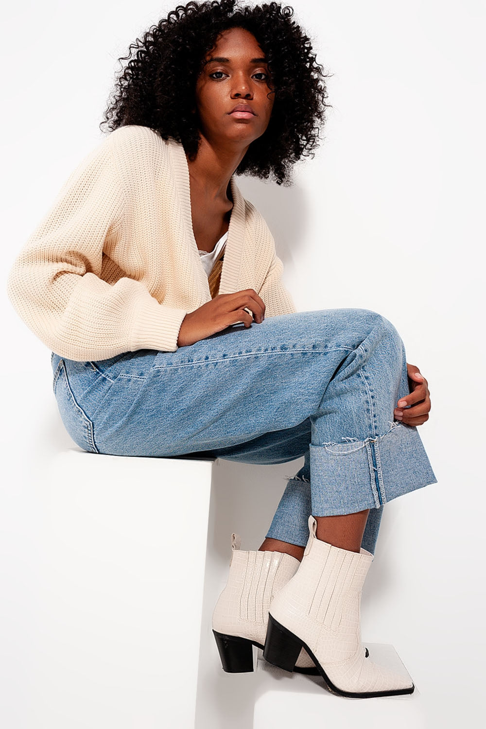 Q2 Cardigan de manga comprida e detalhe de botão diamante em creme
