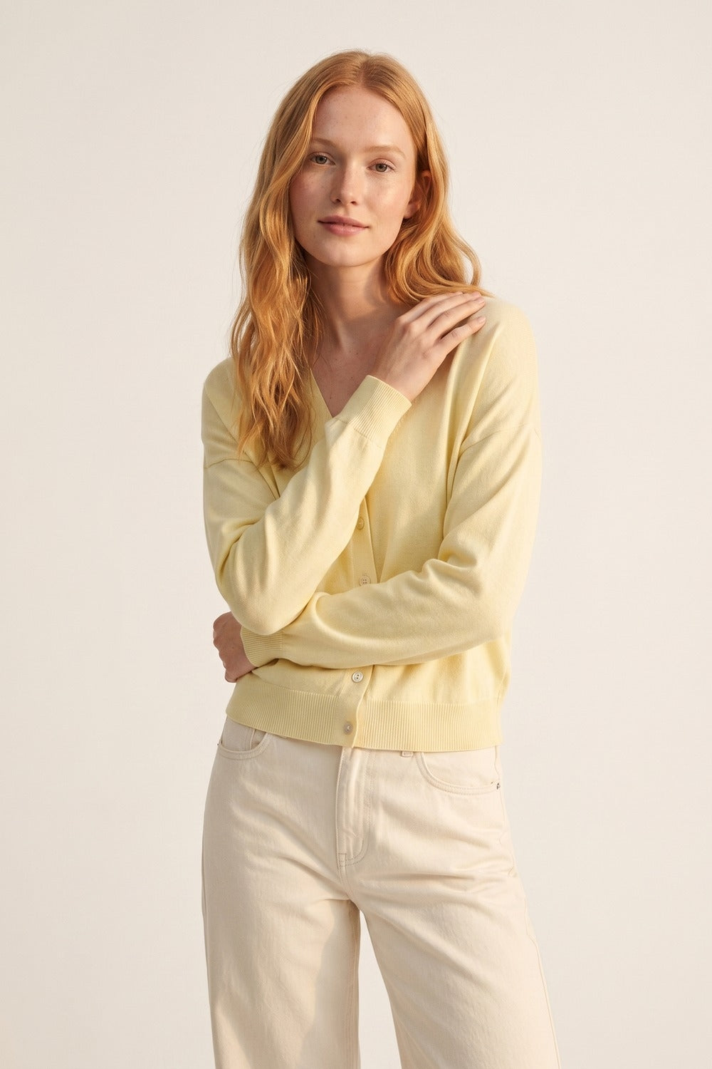 Cardigan Leve de Malha com Decote em V na Cor Amarelo Manteiga Suave