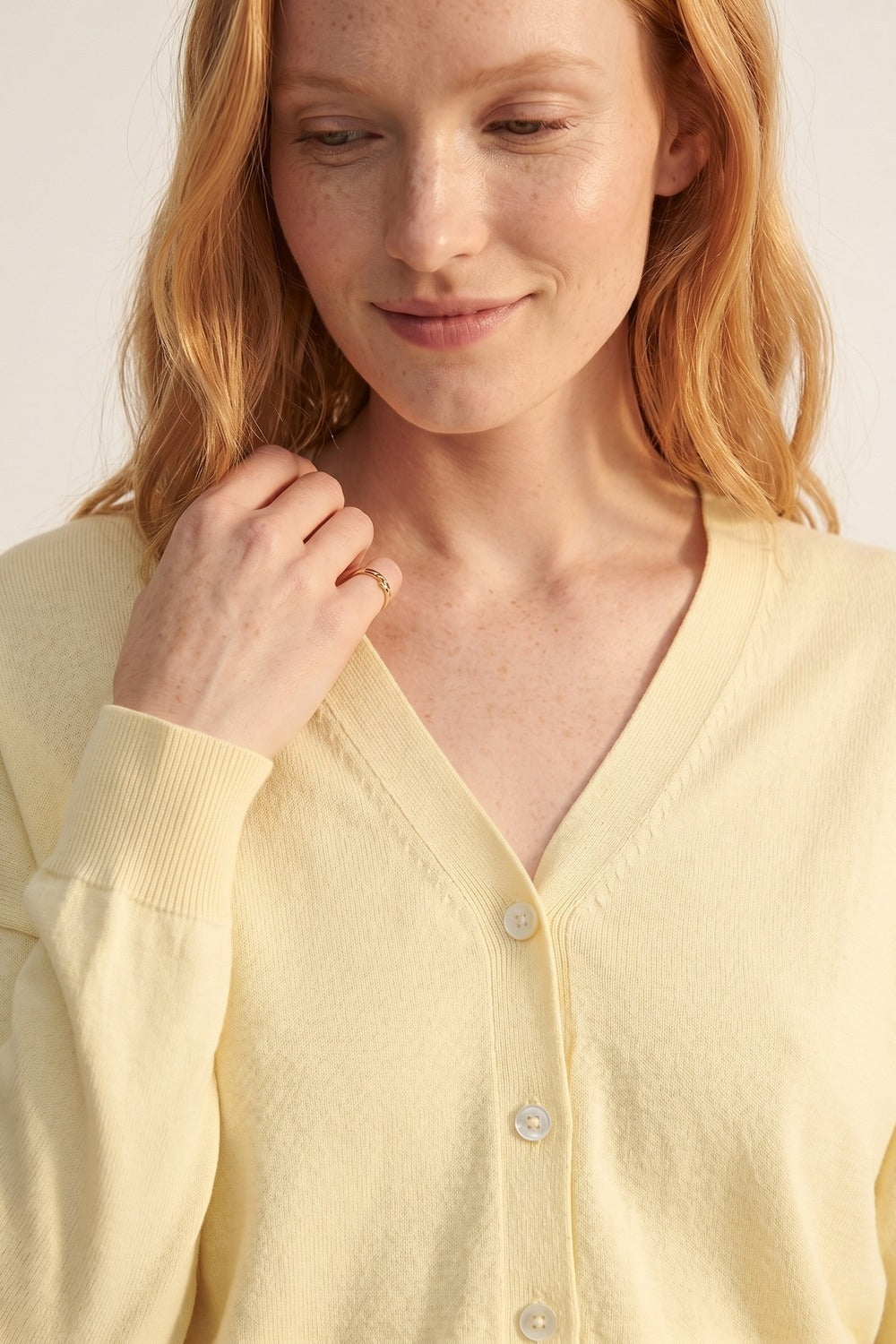 Cardigan Leve de Malha com Decote em V na Cor Amarelo Manteiga Suave