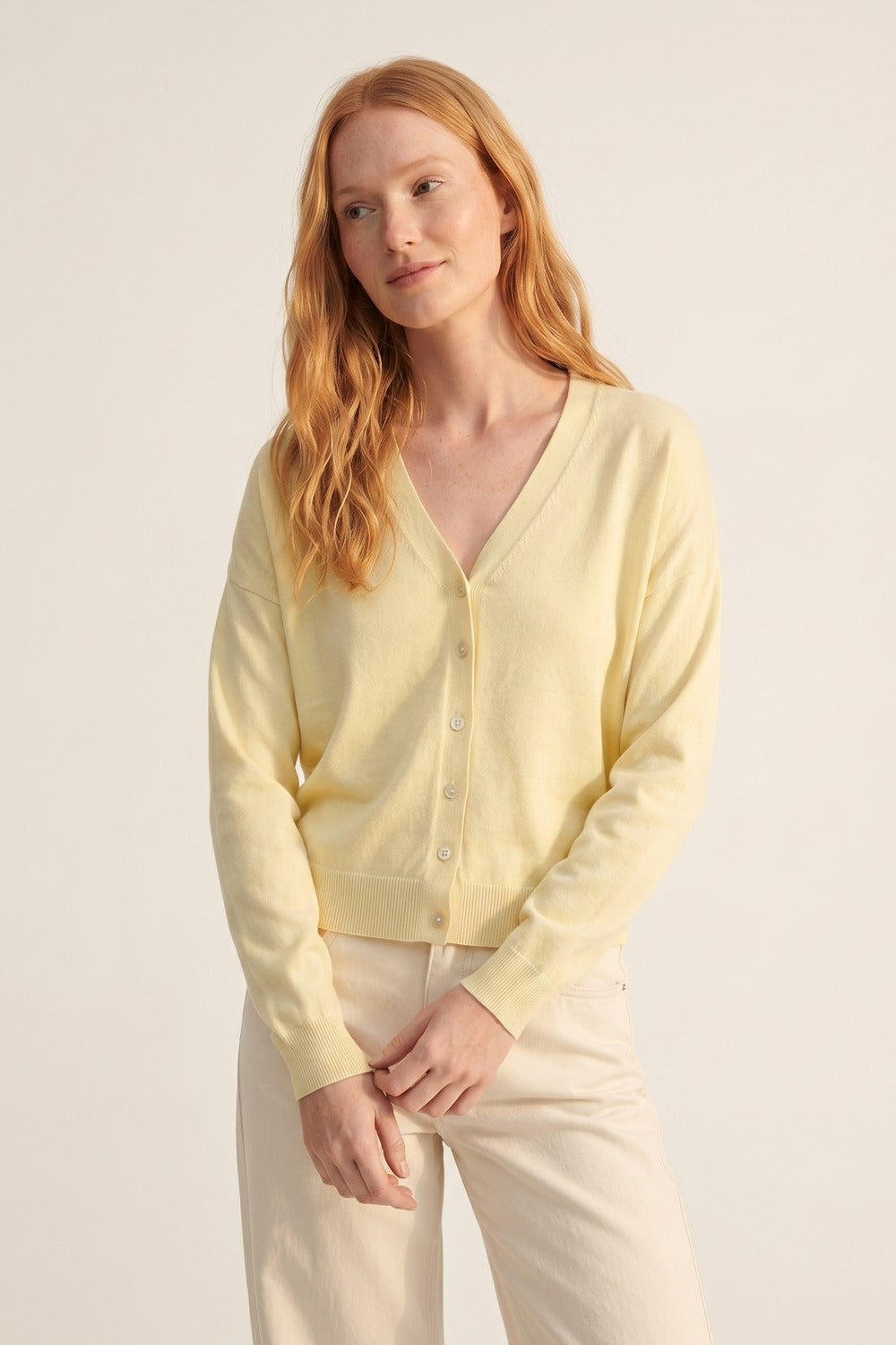 Cardigan Leve de Malha com Decote em V na Cor Amarelo Manteiga Suave