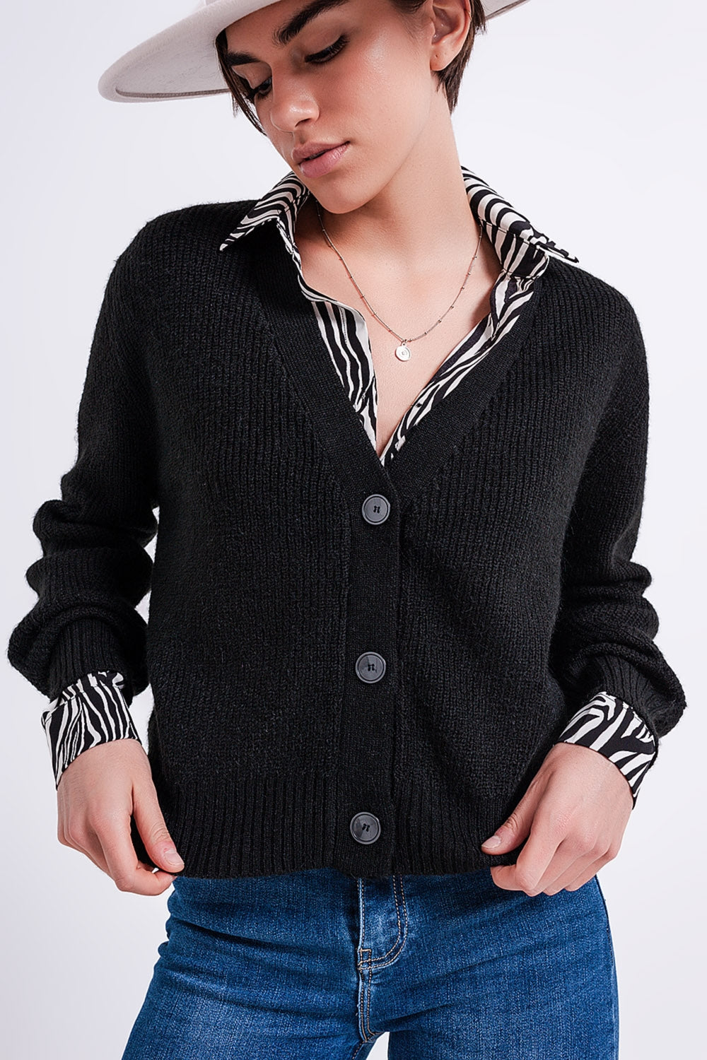 Q2 Cardigan preto com botões