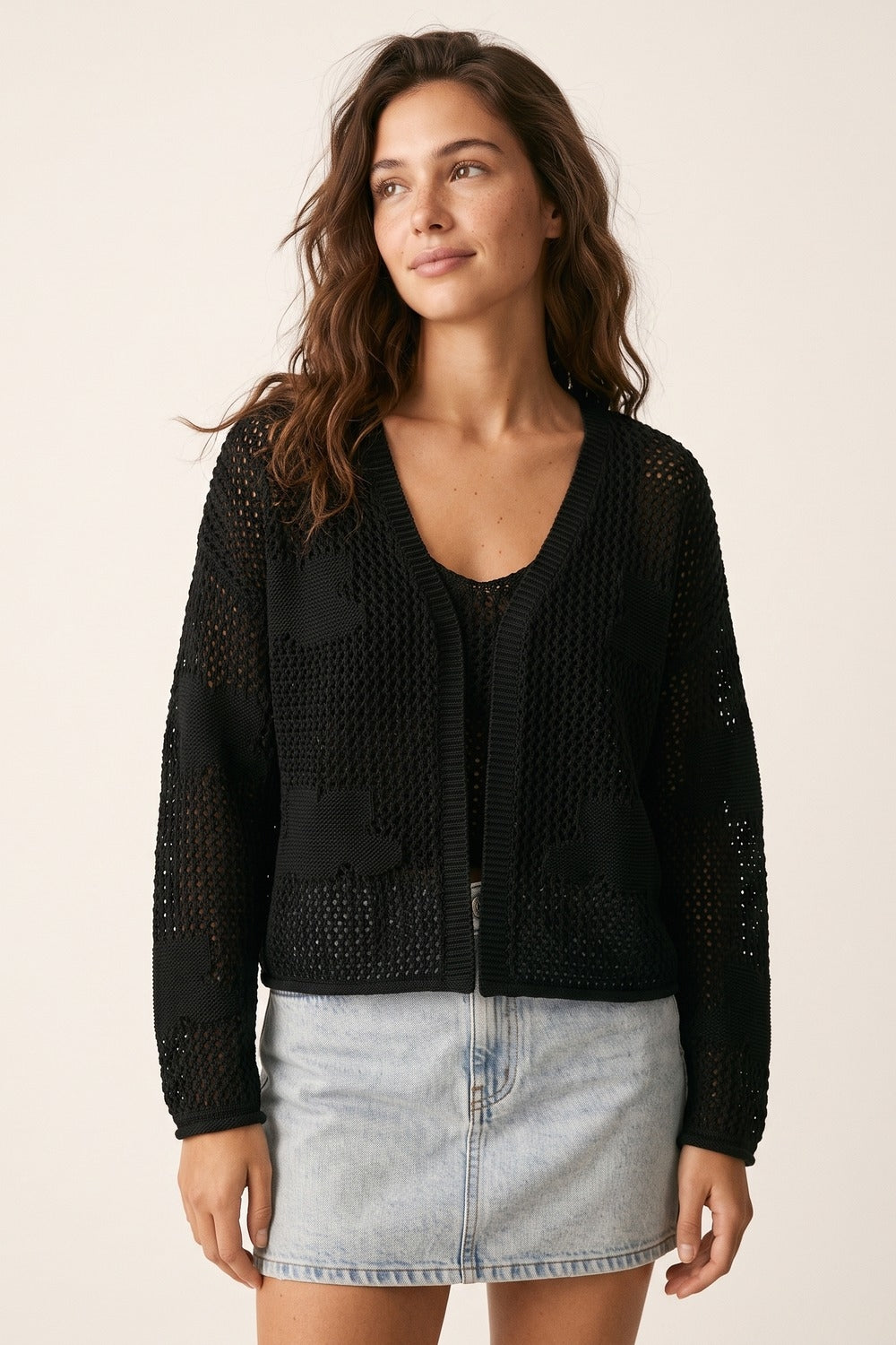 Cardigan Preto de Malha Aberta com Detalhe de Patch e Caimento Solto em Gola V