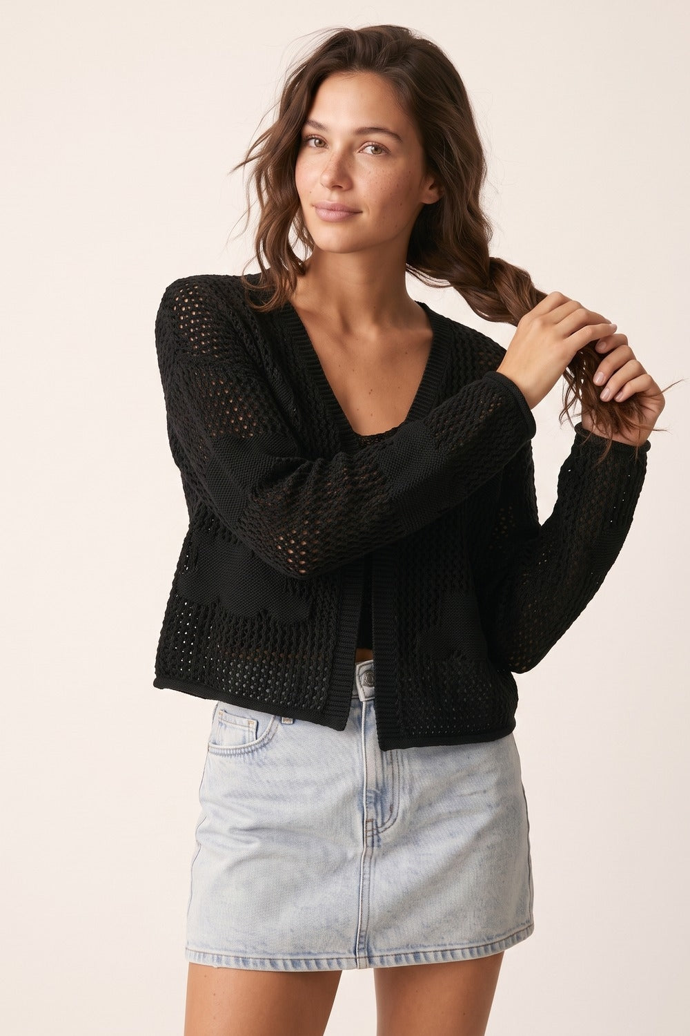 Cardigan Preto de Malha Aberta com Detalhe de Patch e Caimento Solto em Gola V