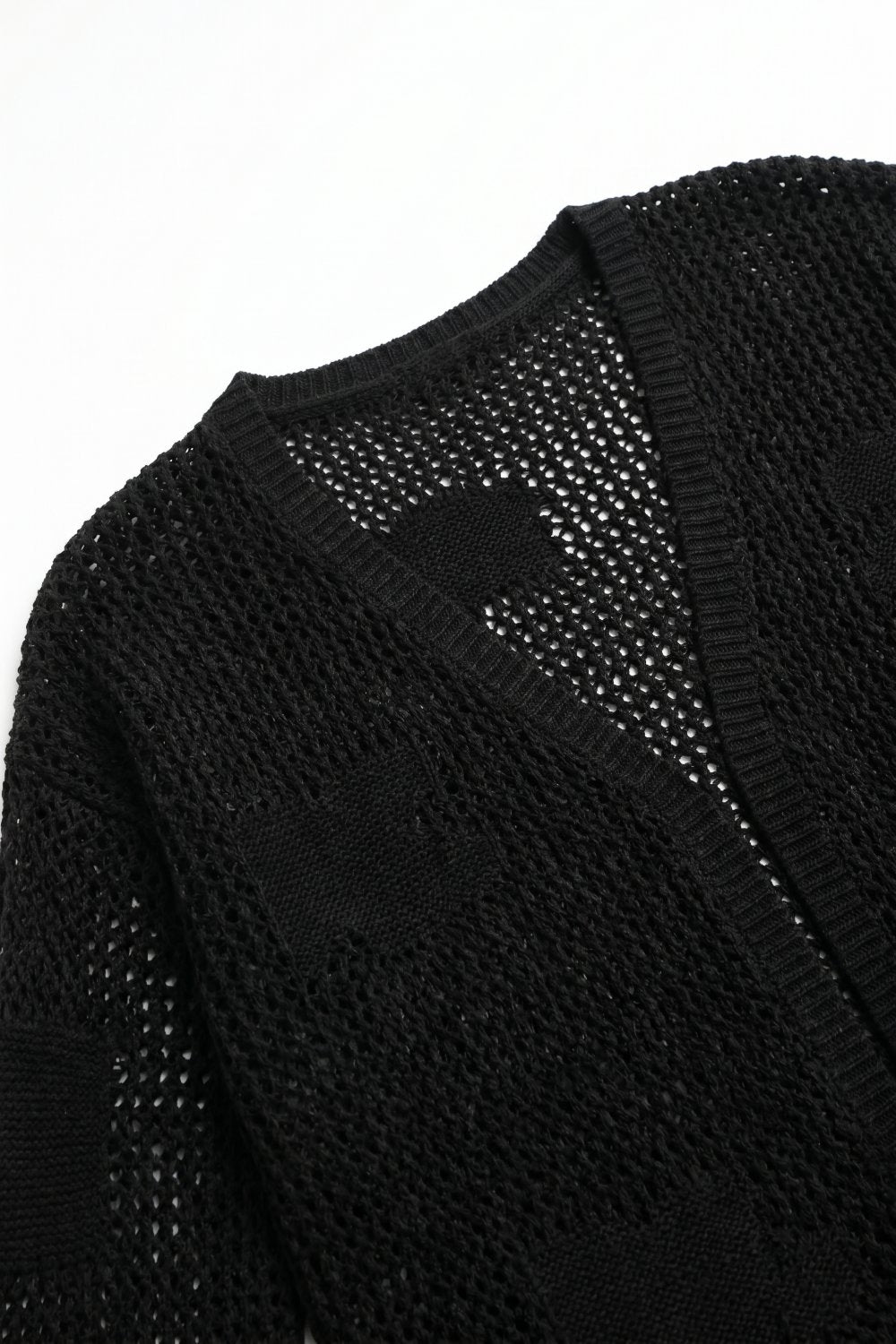 Cardigan Preto de Malha Aberta com Detalhe de Patch e Caimento Solto em Gola V