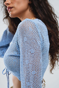 Casaco curto de croché azul com pormenor em lurex