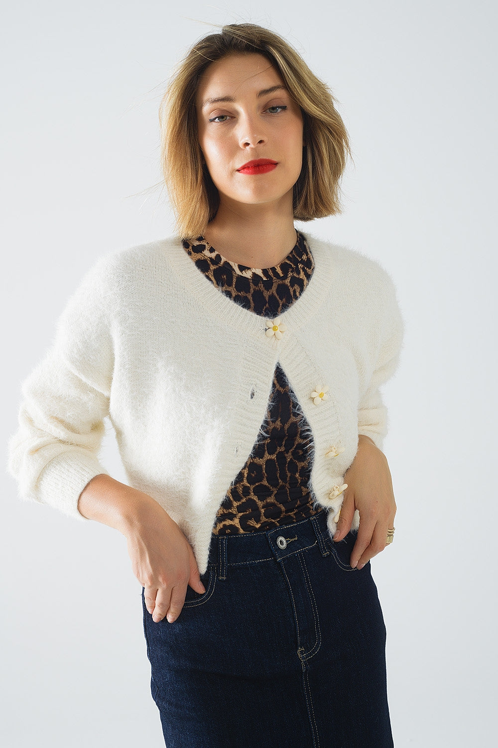 Casaco curto e fofo em branco com botões de flores