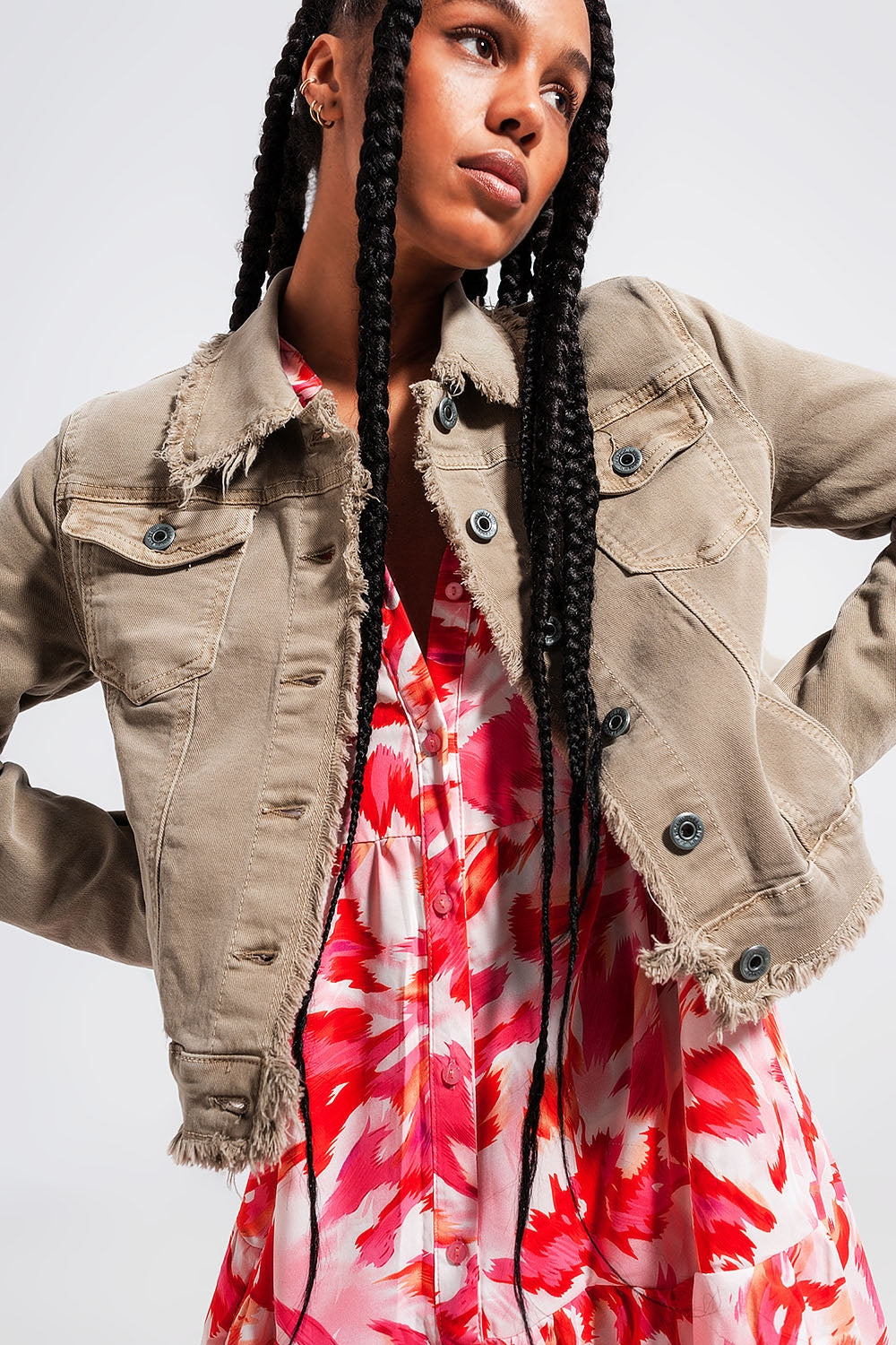 Q2 Casaco de ganga cinzento com bordas em bruto