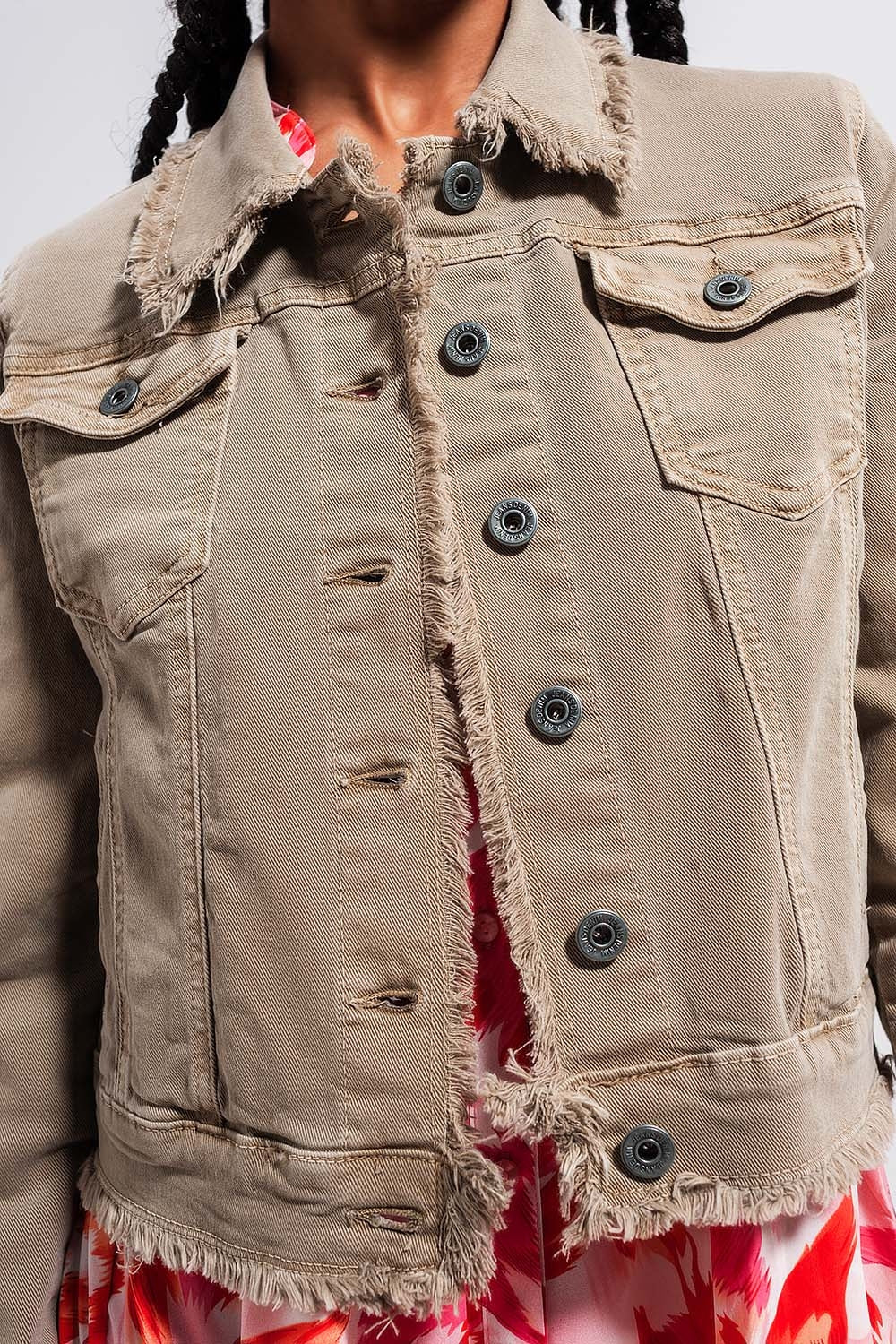 Casaco de ganga cinzento com bordas em bruto