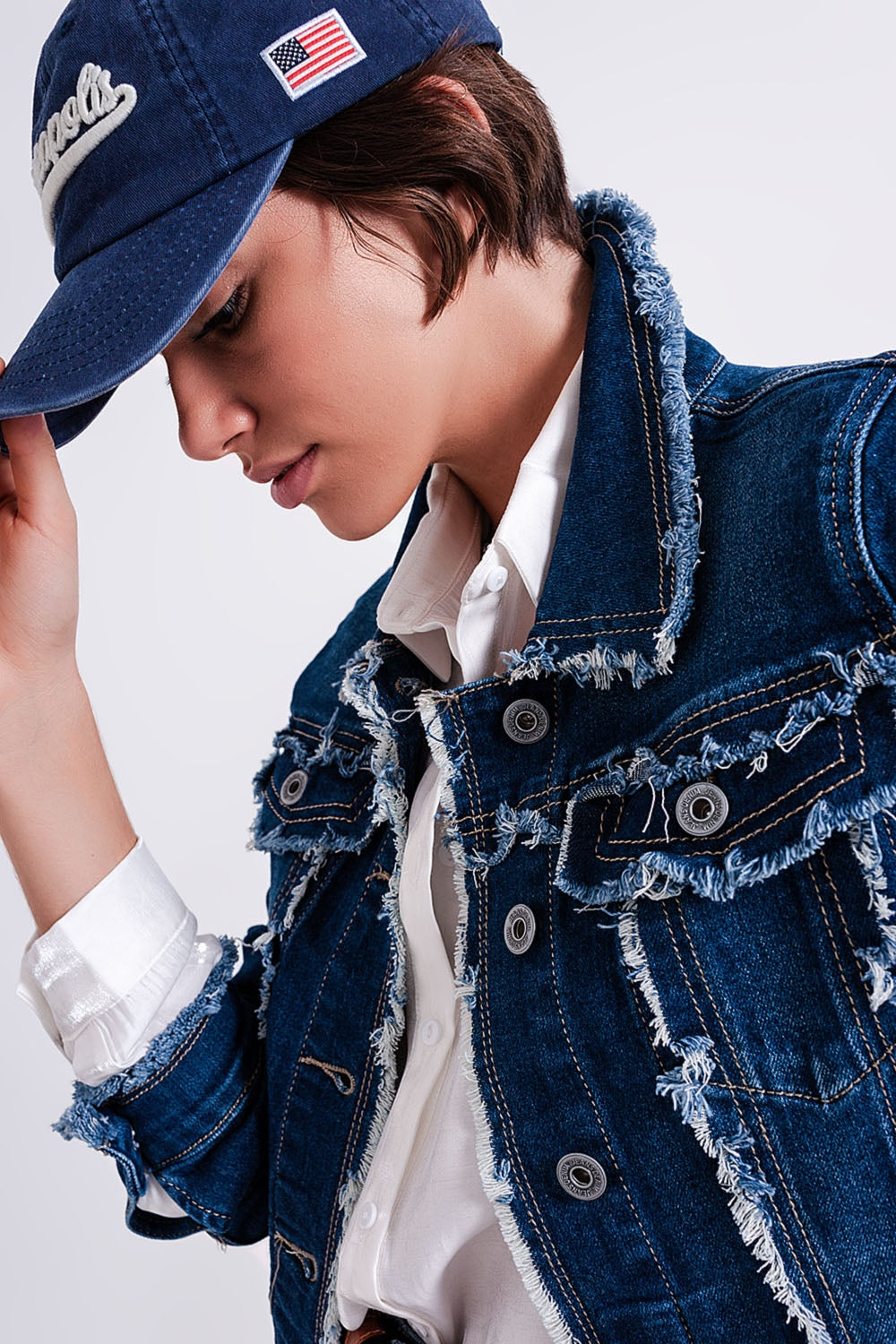 Q2 Casaco de ganga com desenho esfiapado e bainha inacabada