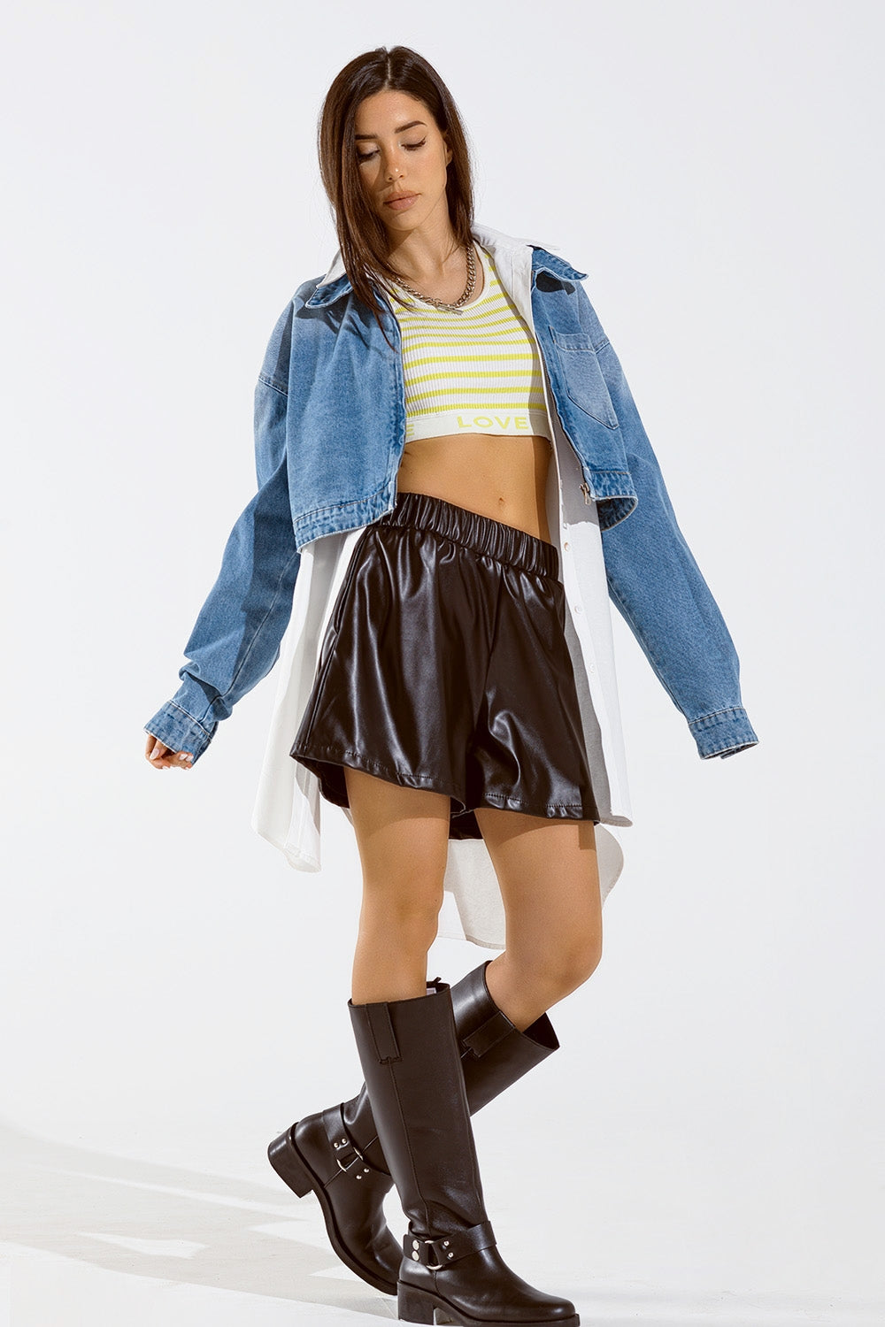 Casaco de ganga curto com fecho de correr e estampado pintado à mão nas costas