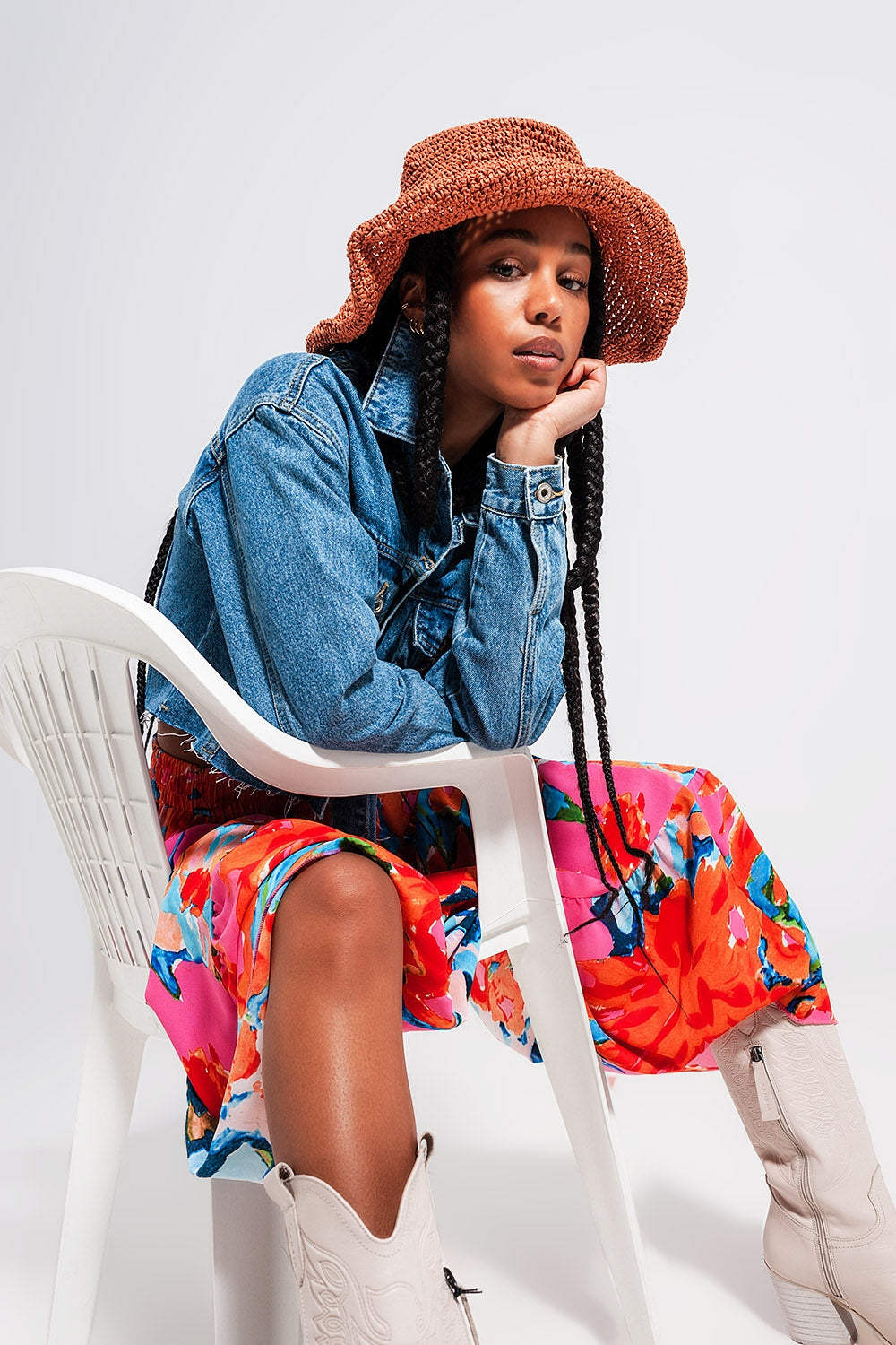 Q2 Casaco de ganga curto com lavagem média e bainha inferior inacabada