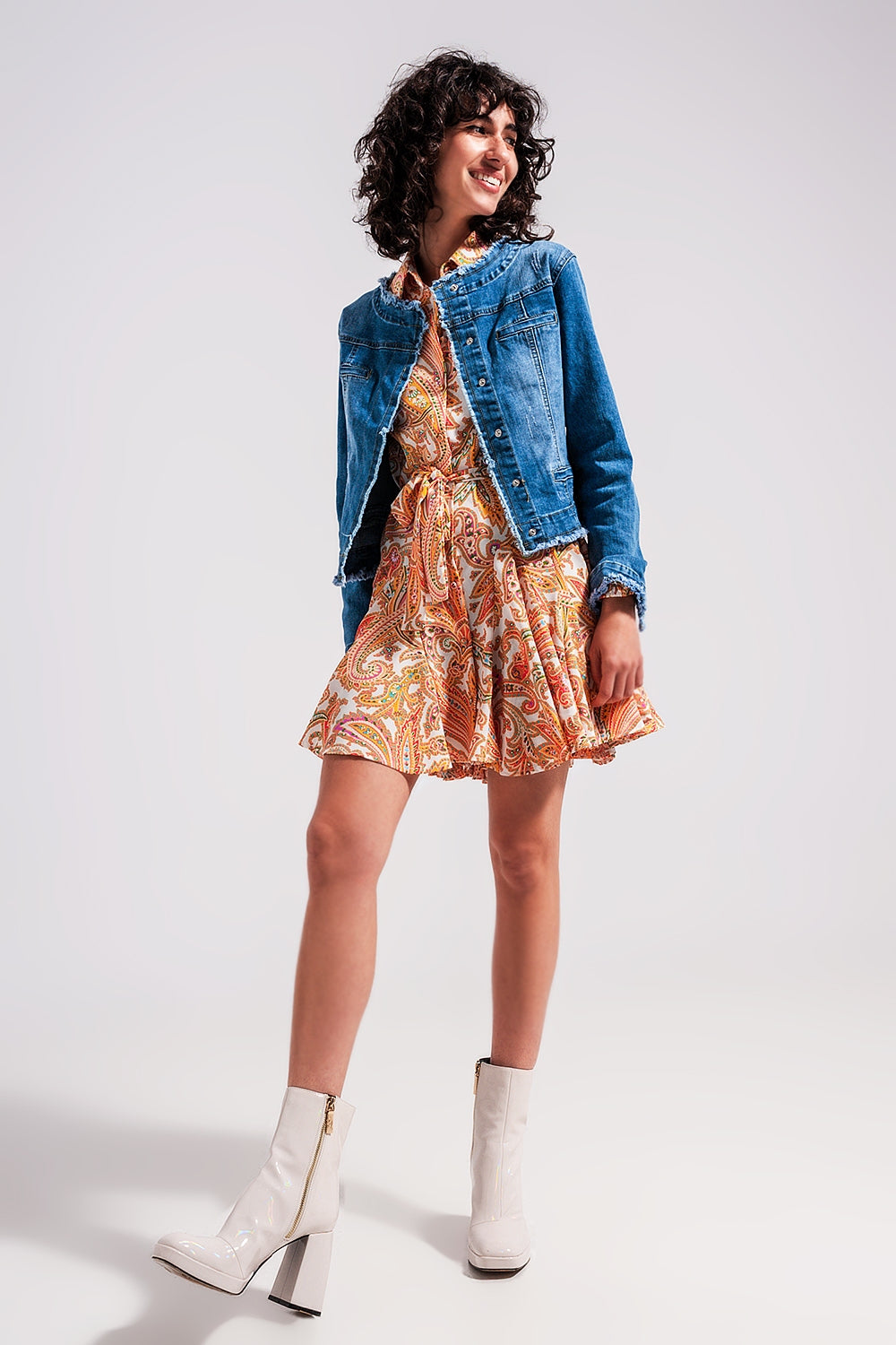 Casaco de ganga de lavagem clara com bainha em bruto