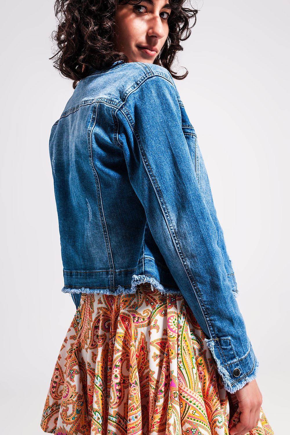 Casaco de ganga de lavagem clara com bainha em bruto