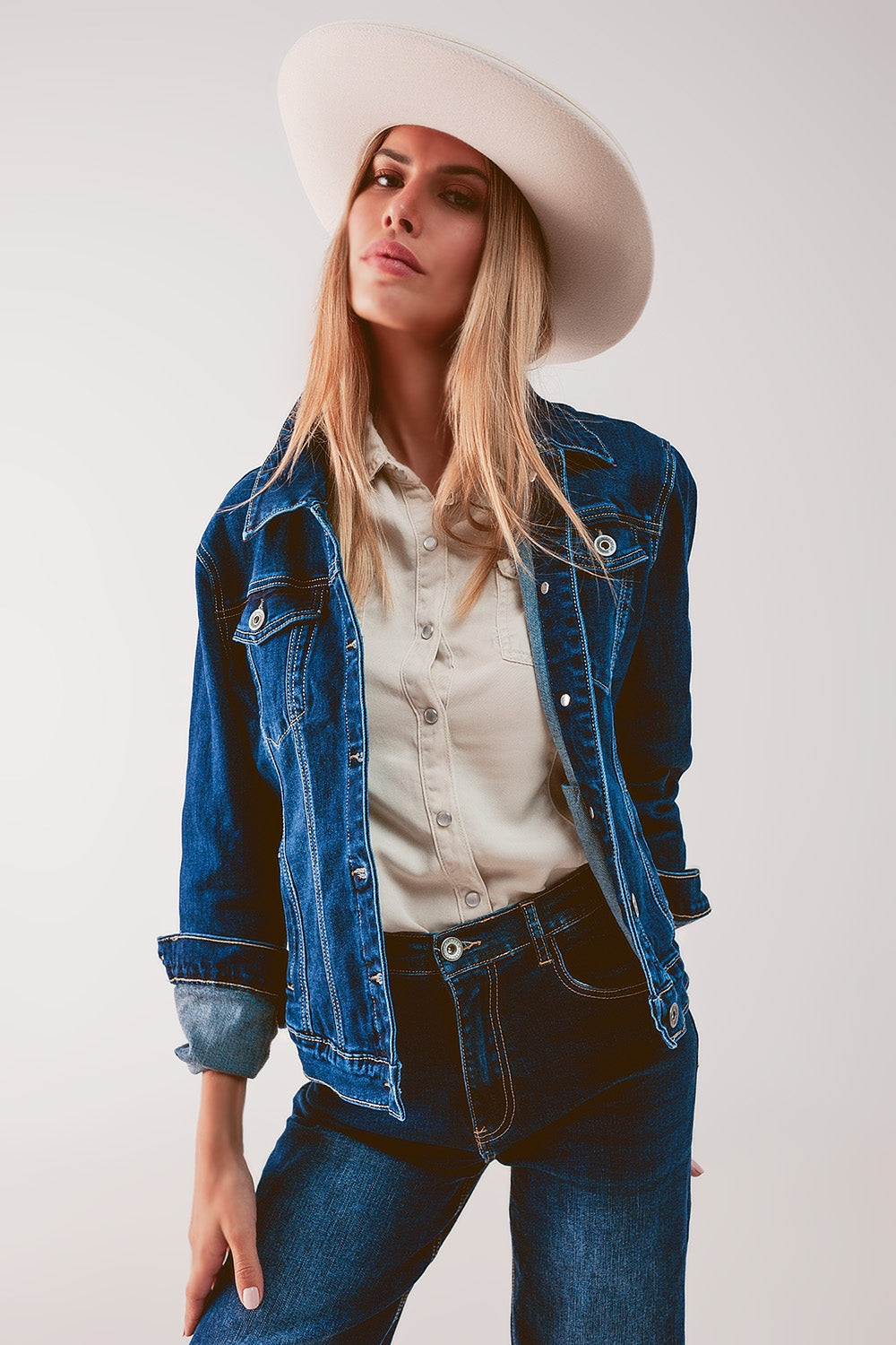 Casaco de ganga em azul escuro com bordado no verso