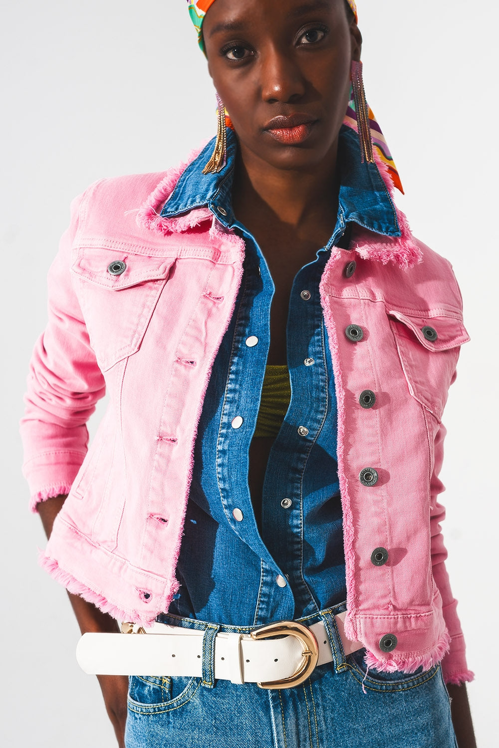 Casaco de ganga rosa com bordas em bruto