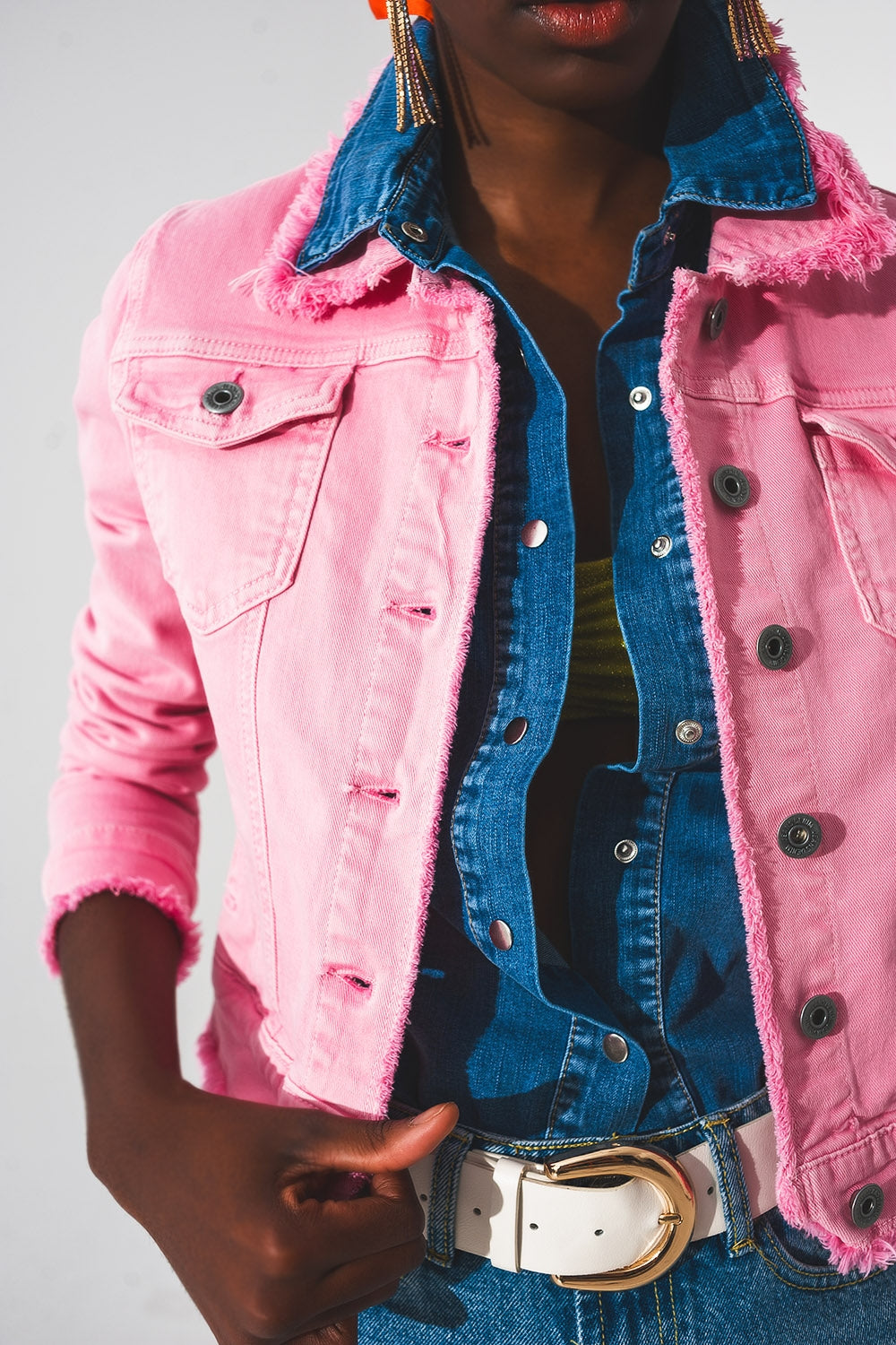 Casaco de ganga rosa com bordas em bruto