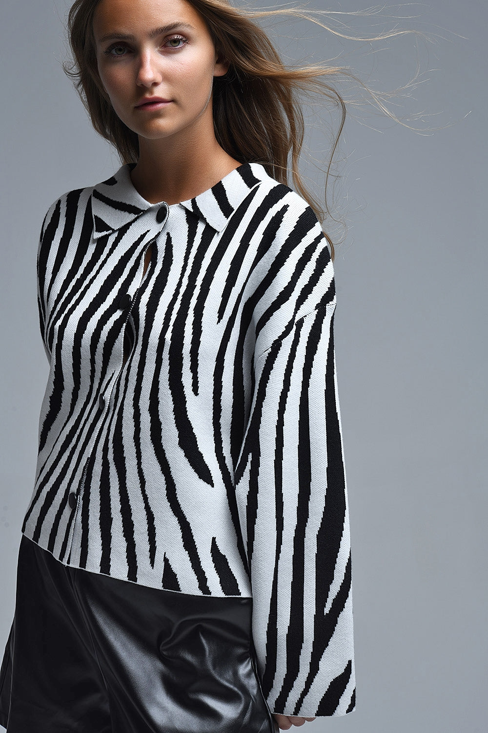Q2 Casaco de gola polo com estampado de zebra preto e branco