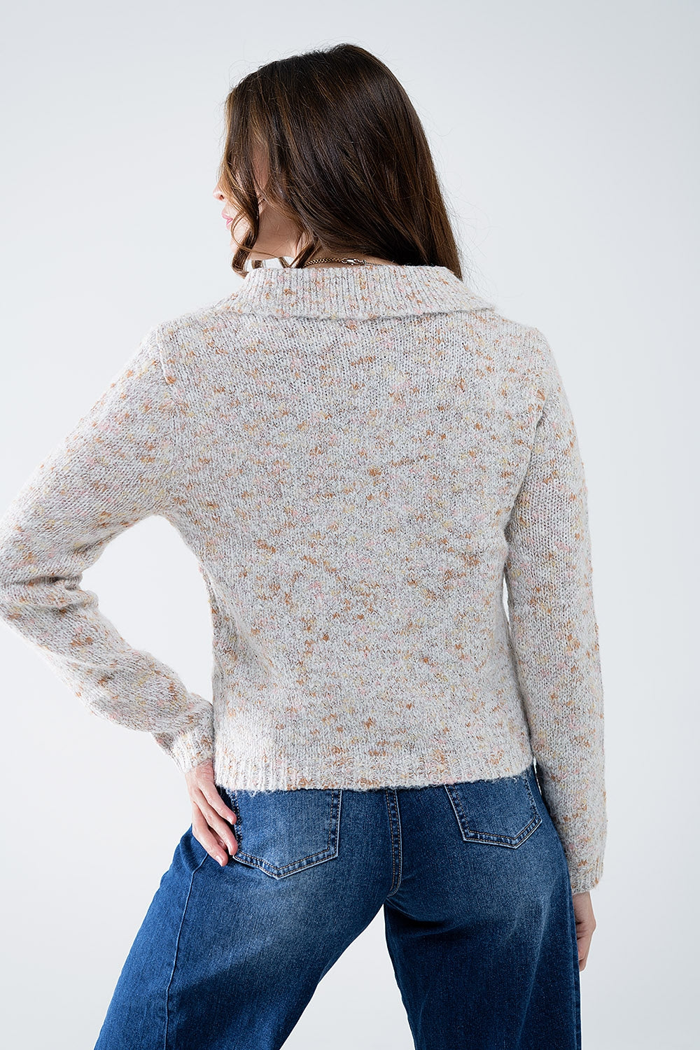 Casaco de malha bege com botões de pérola