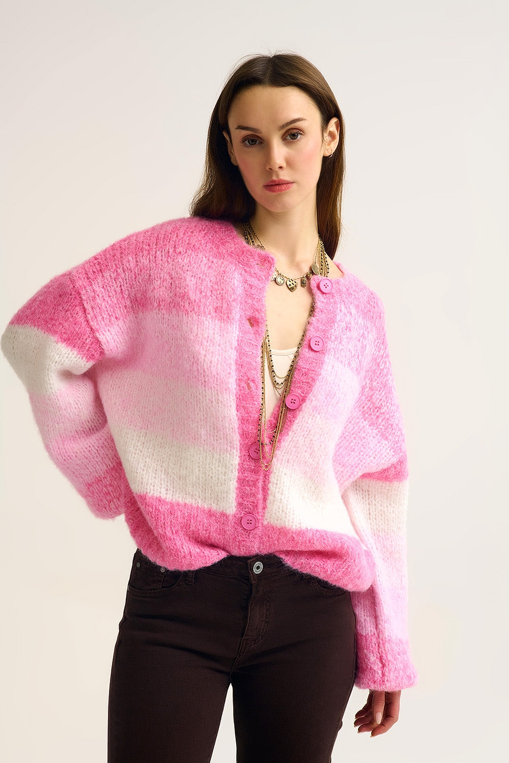 Casaco de malha grisalha cor-de-rosa com textura suave e botões à frente