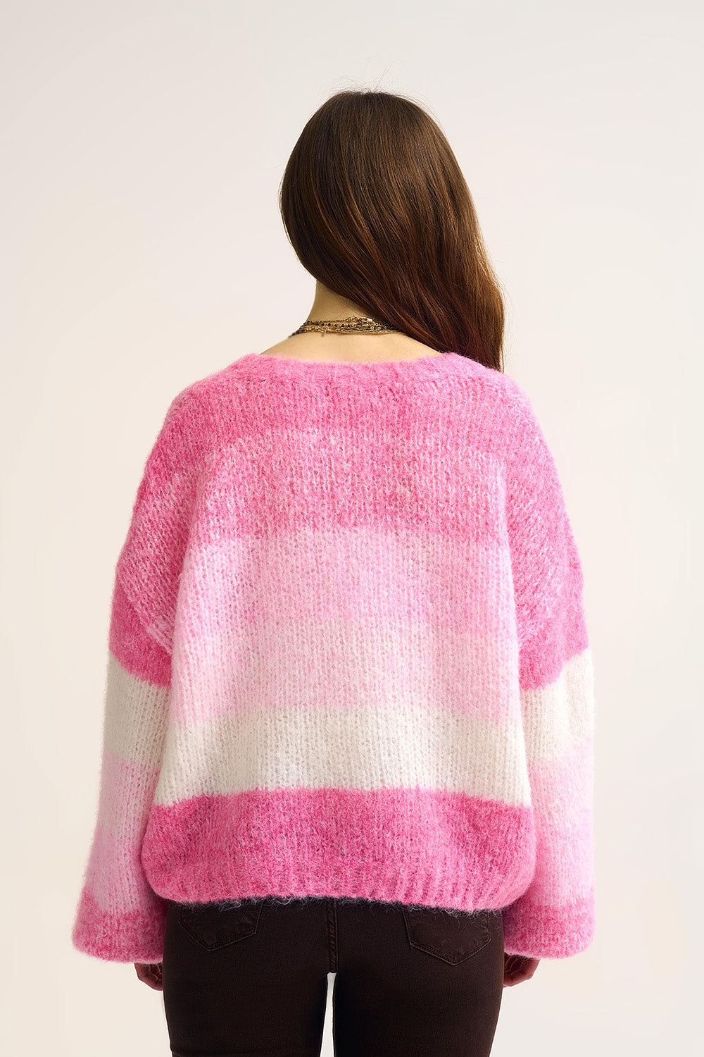 Casaco de malha grisalha cor-de-rosa com textura suave e botões à frente