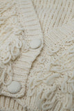 Casaco de malha grossa com textura em creme e franja comprida