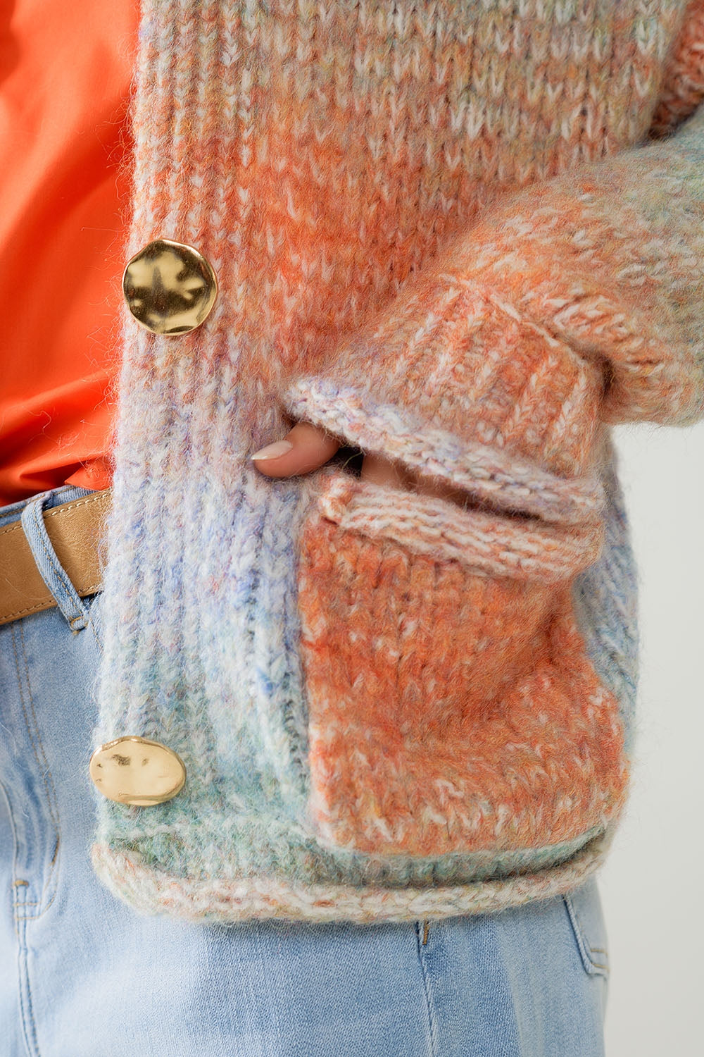 Casaco de malha multicolorido com 3 botões dourados